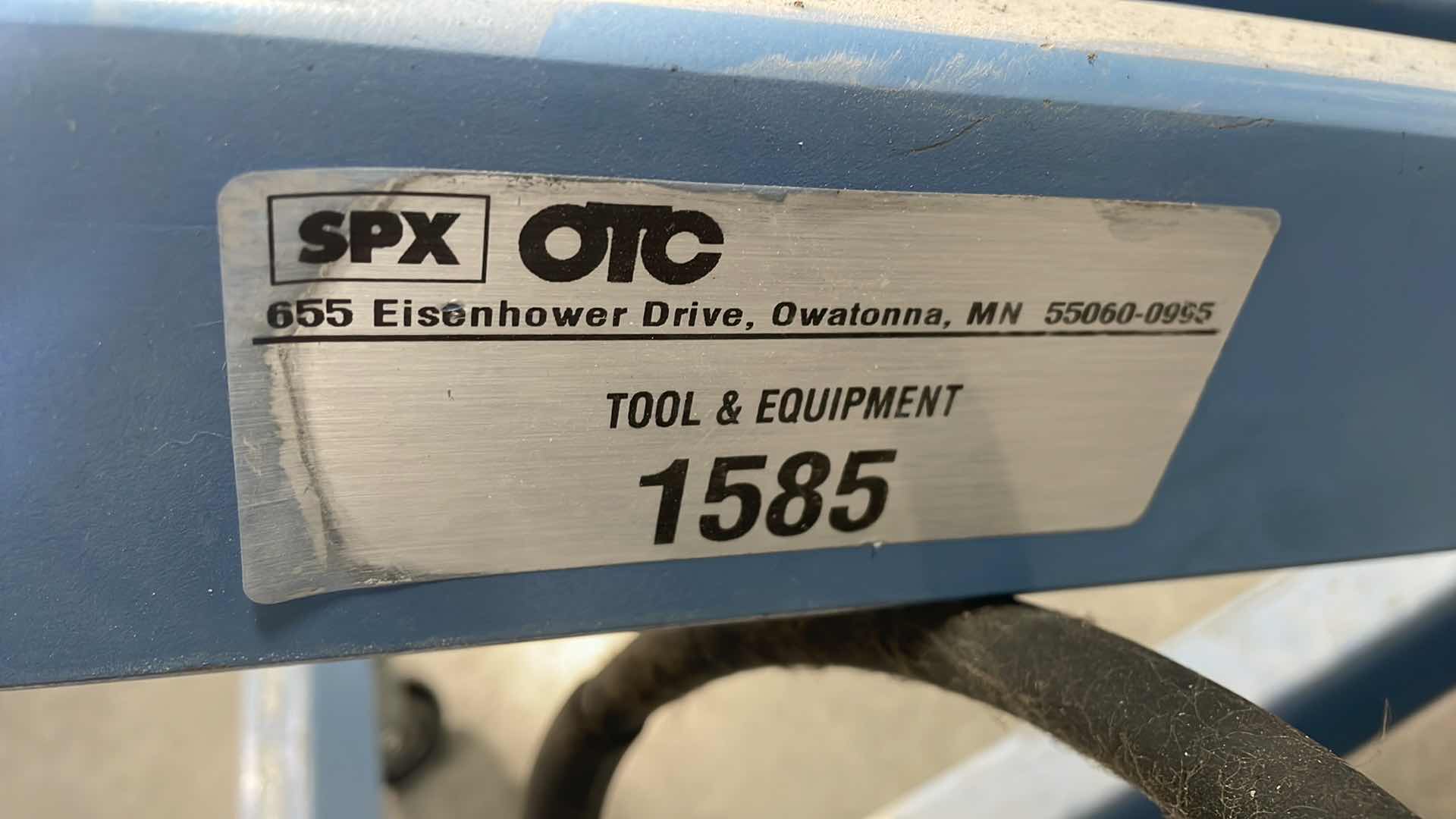 Photo 1 of SPX OTC 1585A POWER TRAIN LIFT WITH TILTING PLATE 1250LBS CAPACITY 