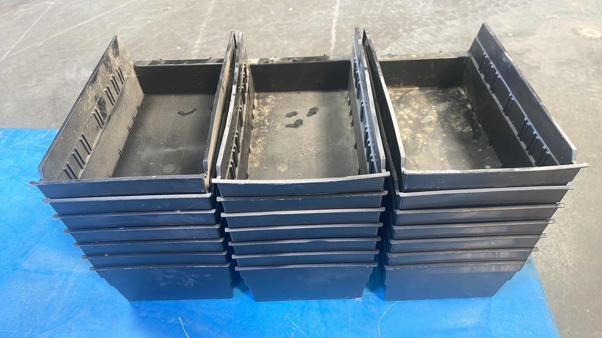 Photo 1 of QUANTUM STORAGE SYSTEMS QSB102BR SHELF BIN (21)