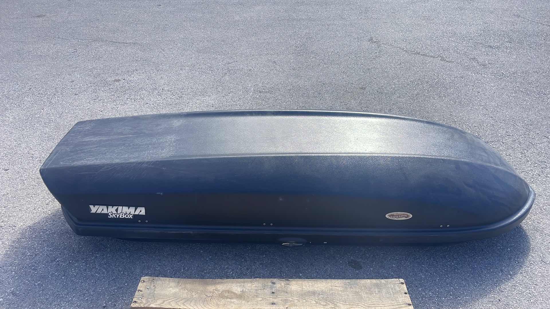 Photo 1 of YAKIMA SKYBOX 36" X 92" MISSING KEYS