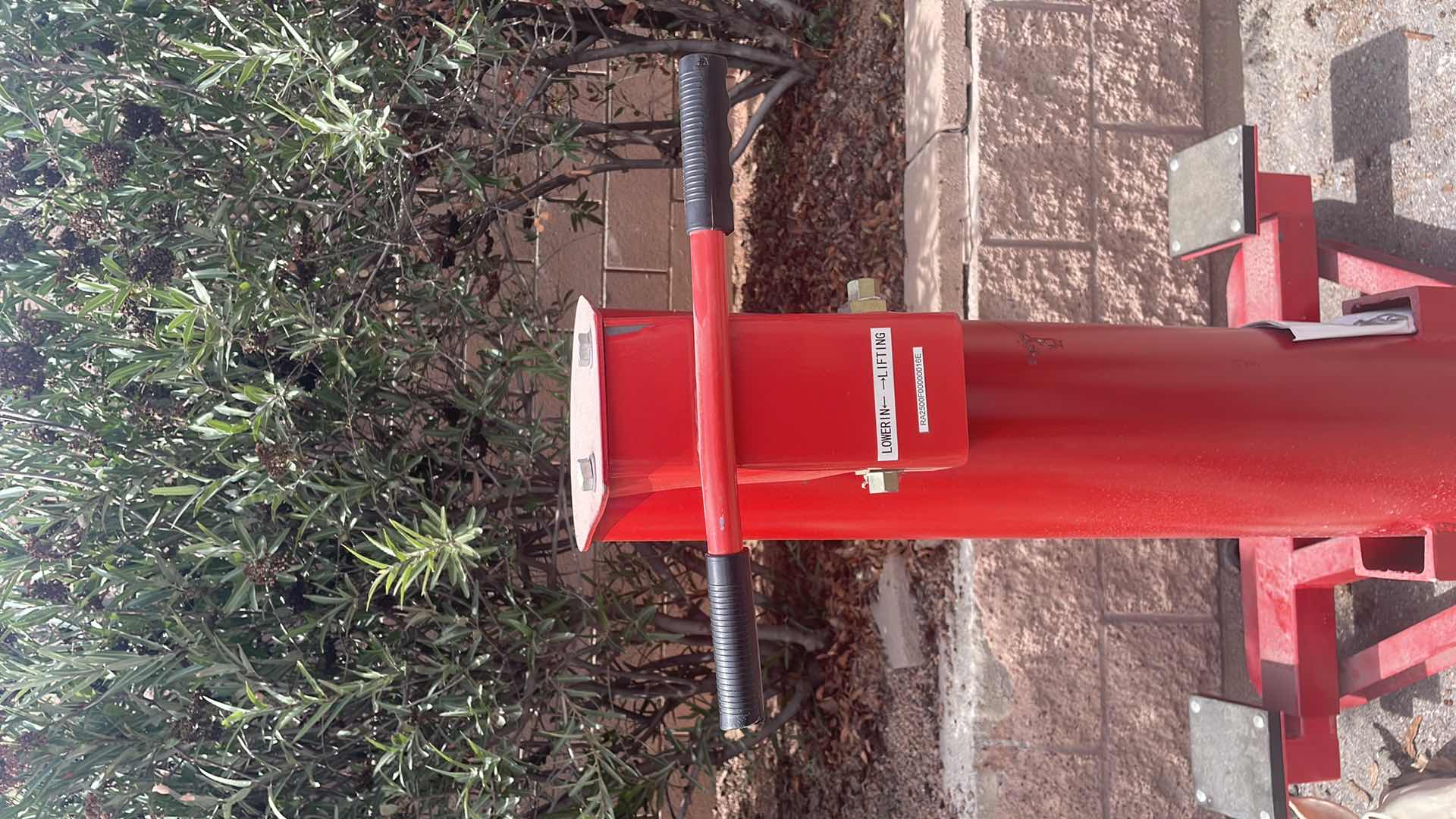 Photo 1 of STRONGWAY 2500LB AIR BUMPER JACK 46202