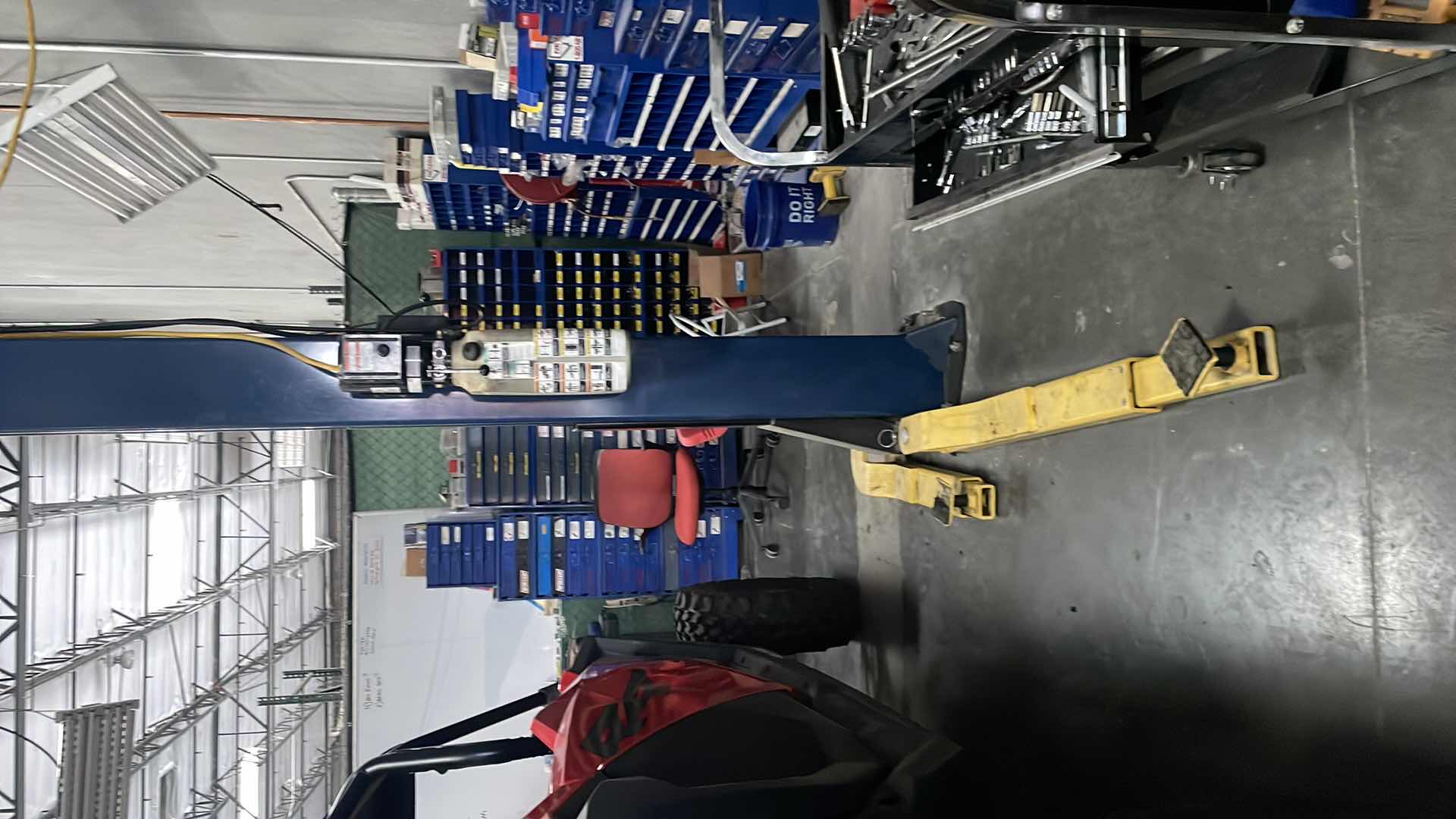 Photo 1 of CHALLENGER LIFTS VERSYMMETRIC MODEL CL 10 SERIAL# 070300000030225
SINGLE PHASE 20AMP 230V 10000LBS CAPACITY (LIFT ONLY)