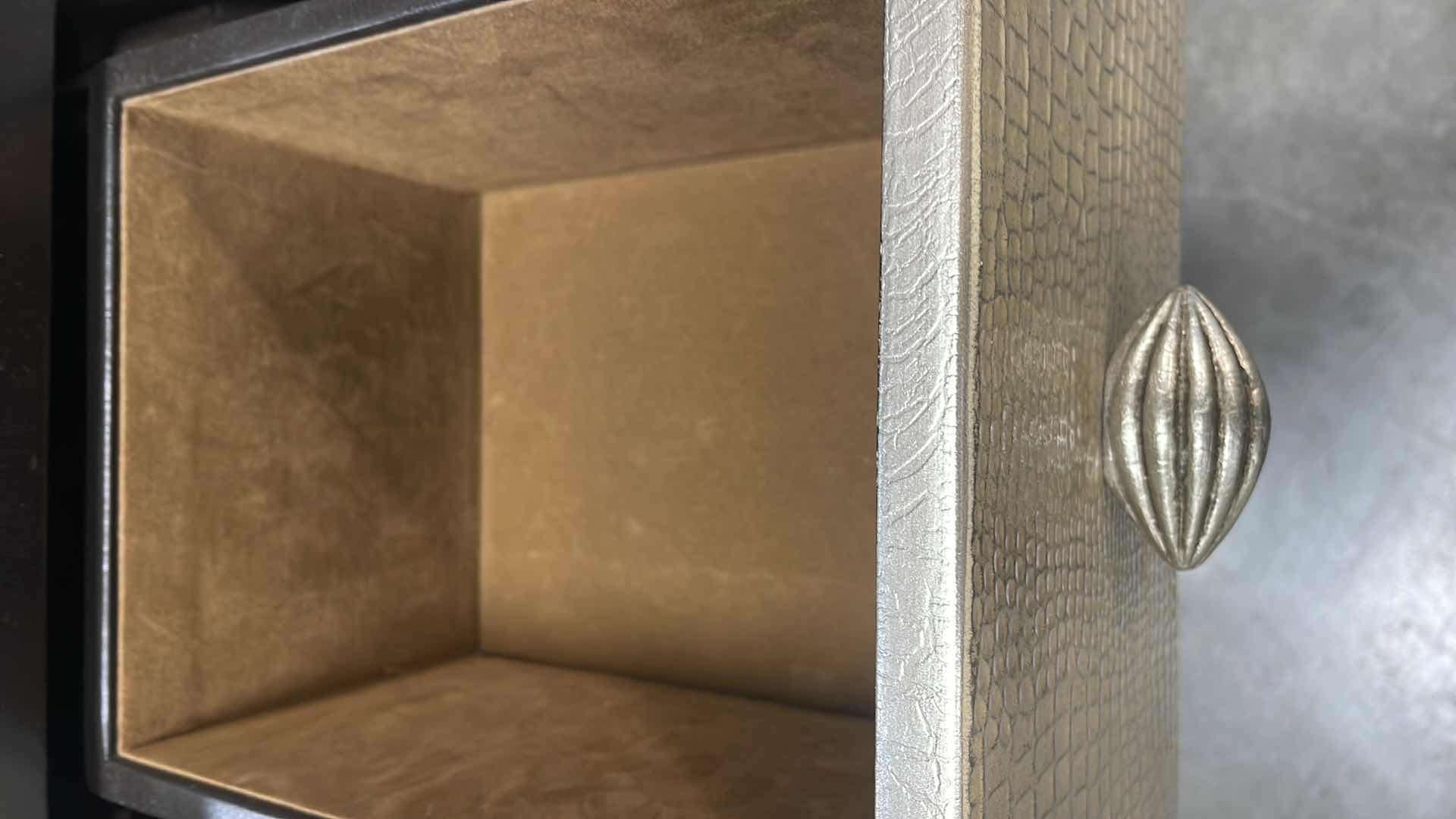 Photo 1 of ARTMAX 2894-CL ESPRESSO, SILVER-LEAF AND VANILLA LIZARD FINISH