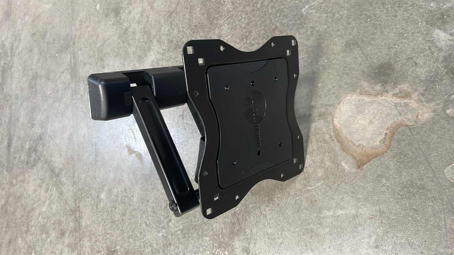 Photo 1 of SAMSUNG 40” LCD TV MODEL UN40D6500VF WITH WALL MOUNT