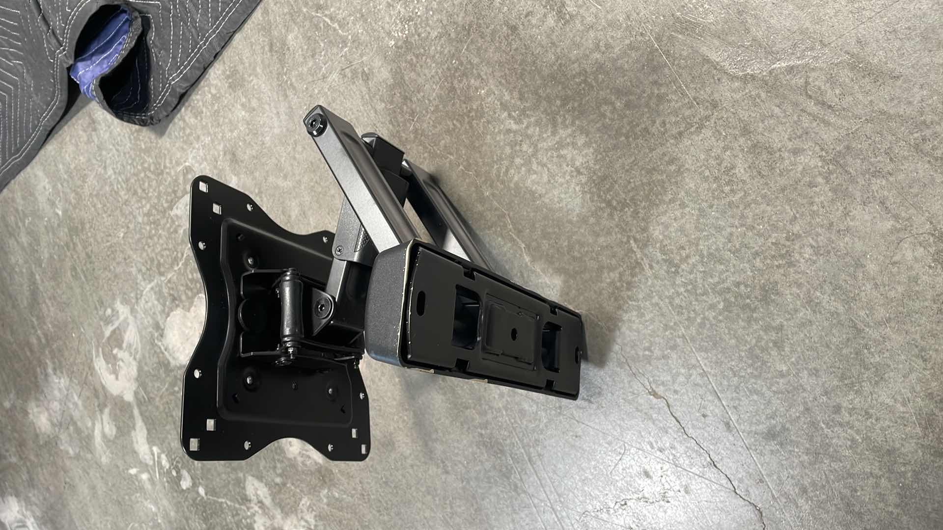 Photo 1 of SAMSUNG 40” LCD TV MODEL UN40D6500VF WITH WALL MOUNT