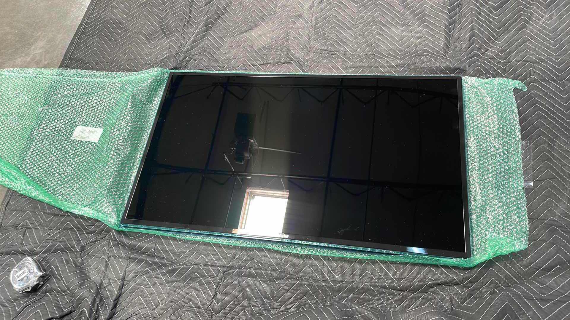 Photo 1 of SAMSUNG 40” LCD TV MODEL UN40D6500VF WITH WALL MOUNT