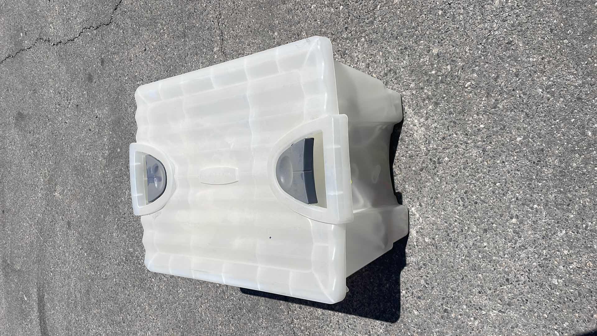 Photo 1 of RUBBERMAID 18GAL TOTE FULL OF HANGERS