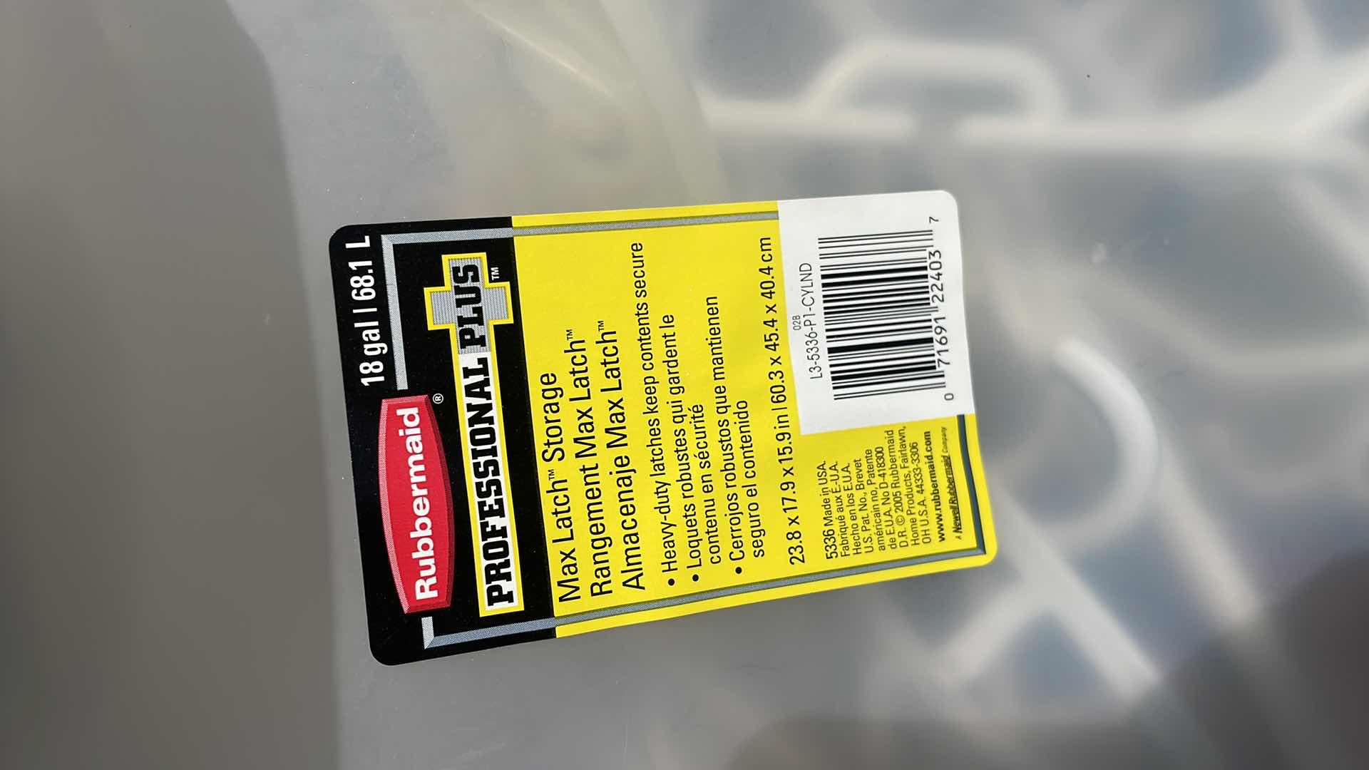 Photo 1 of RUBBERMAID 18GAL TOTE FULL OF HANGERS