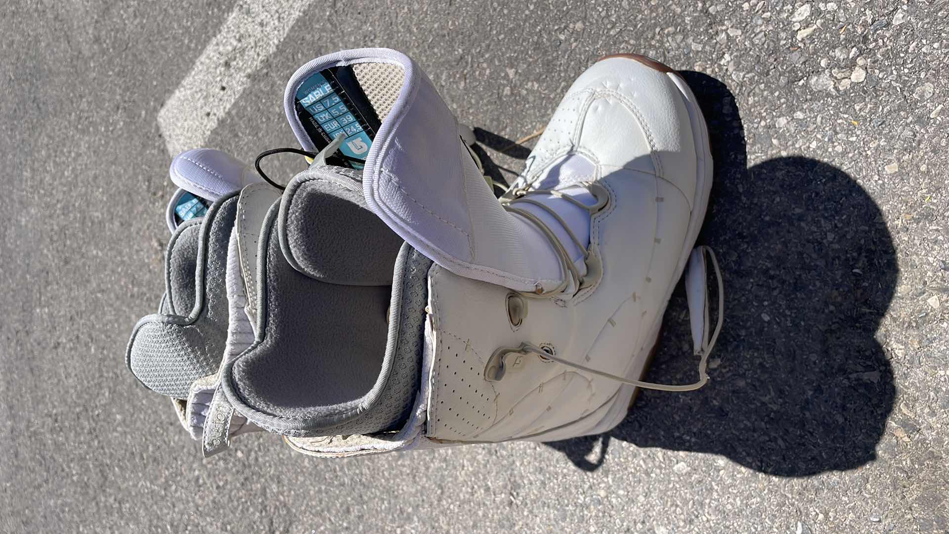 Photo 1 of WOMENS BURTON SNOW BOARD BOOTS SIZE 8