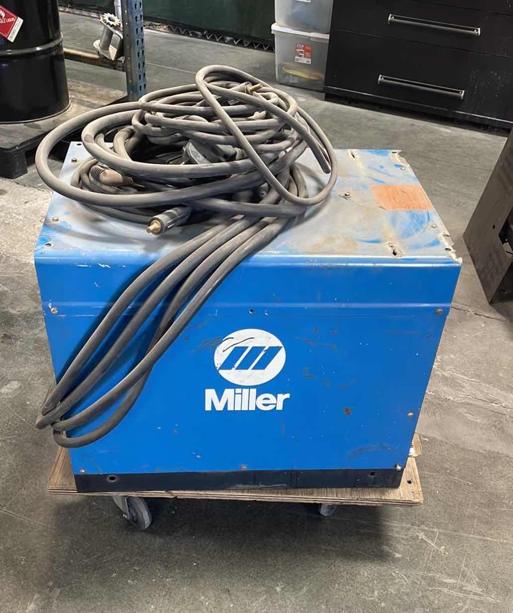 Photo 1 of MILLER ELECTRIC DIALARC 250 AC/DC CONSTANT CURRENT AC/DC ARC WELDING POWER SOURCE