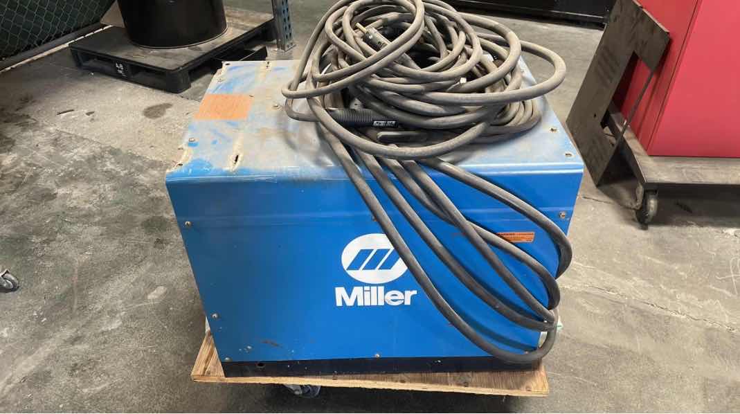 Photo 1 of MILLER ELECTRIC DIALARC 250 AC/DC CONSTANT CURRENT AC/DC ARC WELDING POWER SOURCE