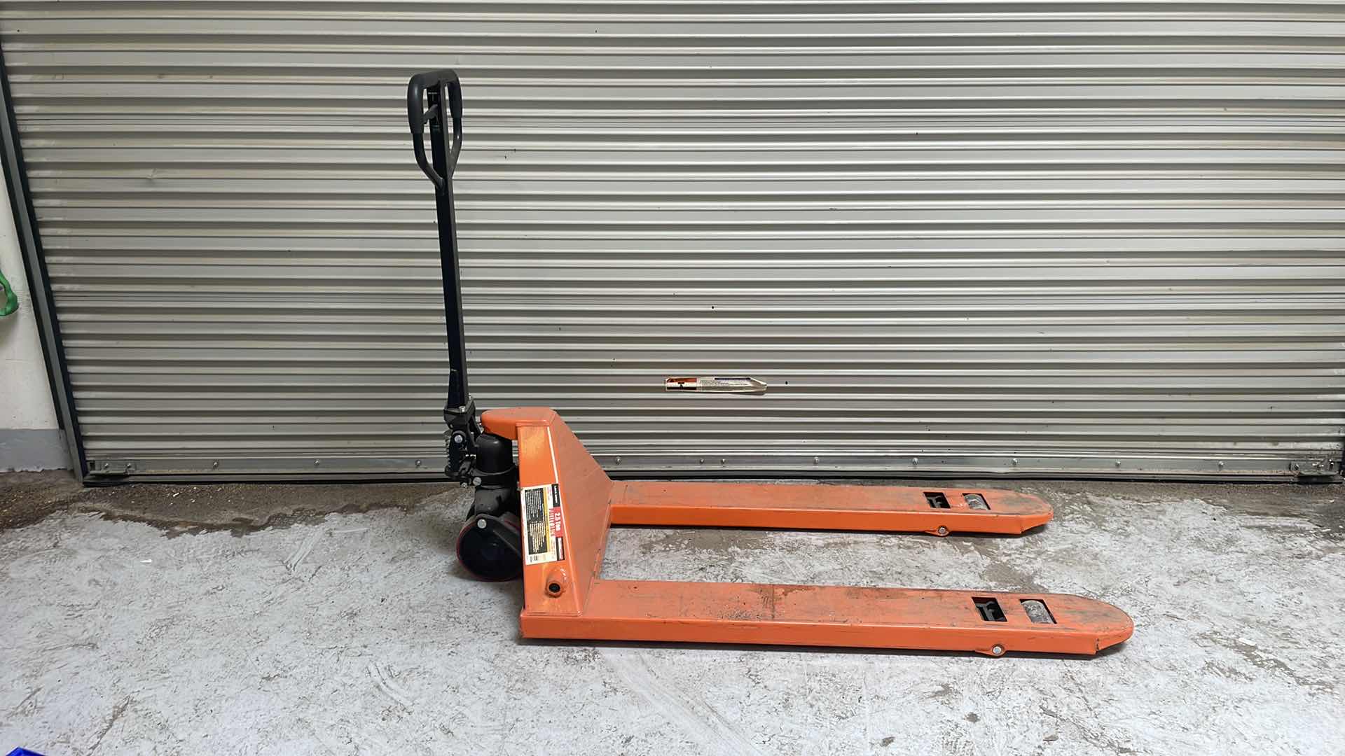 Photo 1 of HAULMASTER 2.5 TON PALLET JACK 5,000LB CAPACITY