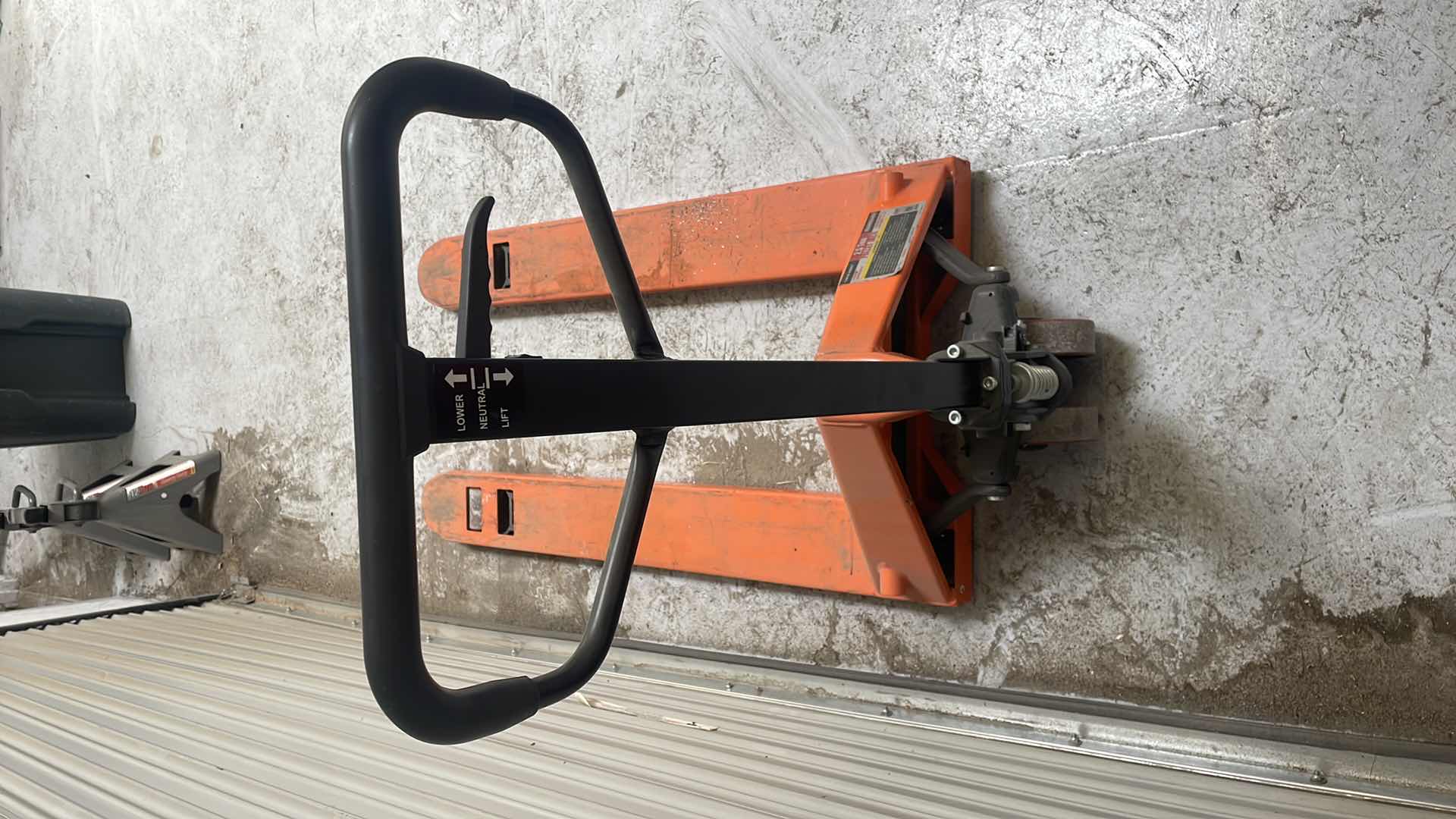 Photo 1 of HAULMASTER 2.5 TON PALLET JACK 5,000LB CAPACITY