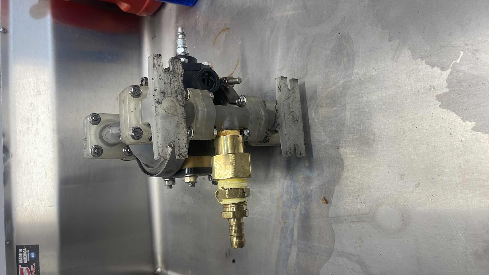 Photo 1 of SANDPIPER PB1/4,TT3PP AIR-OPERATED DOUBLE DIAPHRAGM PUMP COSMETIC DMG