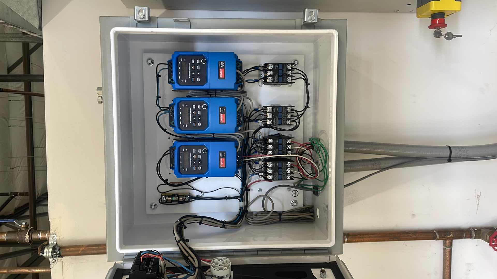 Photo 1 of HOFFMAN A202010LP 20" X 20" X 10" WALL-MOUNT ENCLOSURE, TYPE-12, CONTINUOUS HINGE WITH CLAMPS, STEEL WITH DAYTON DIGITAL AC DRIVE IP 20 (3) DEFINITE PURPOSE MAGNETIC CONTACTOR (4)