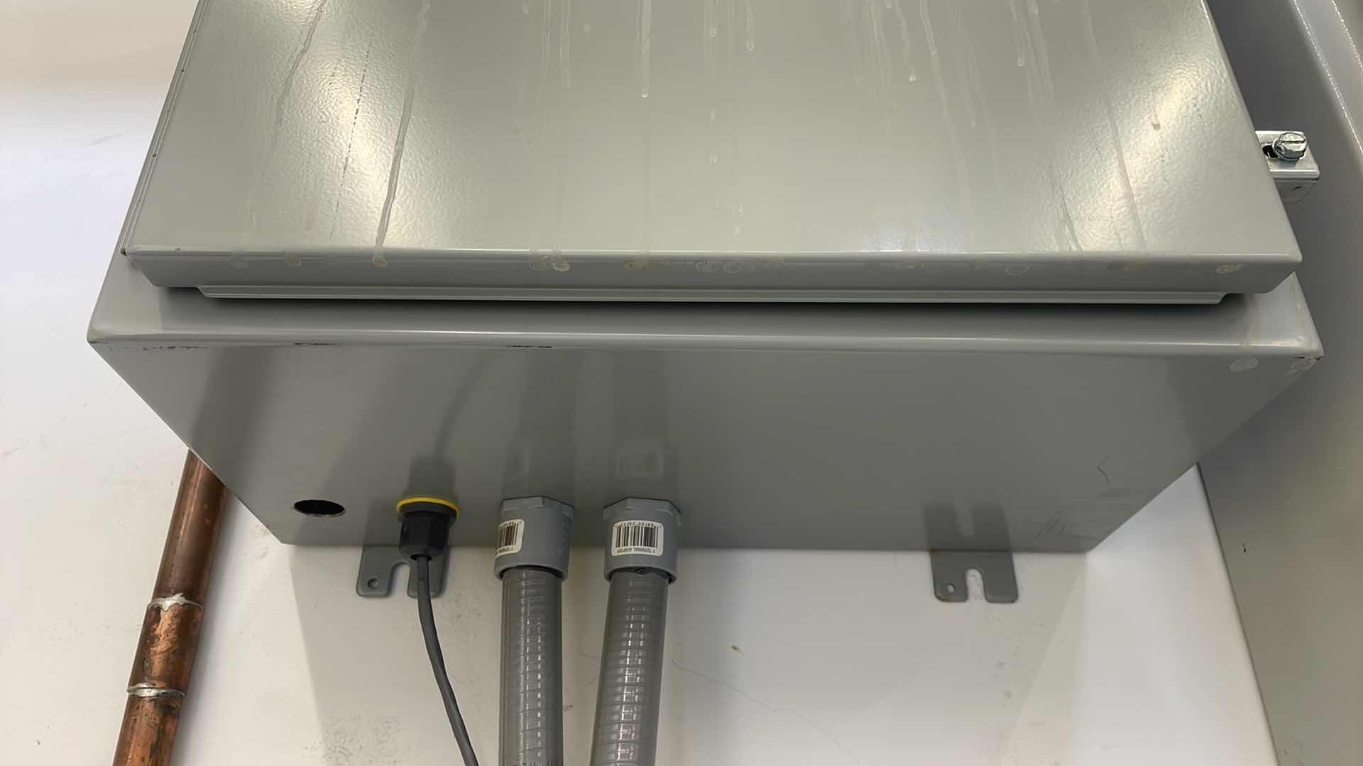 Photo 1 of HOFFMAN A202010LP 20" X 20" X 10" WALL-MOUNT ENCLOSURE, TYPE-12, CONTINUOUS HINGE WITH CLAMPS, STEEL WITH DAYTON DIGITAL AC DRIVE IP 20 (3) DEFINITE PURPOSE MAGNETIC CONTACTOR (4)