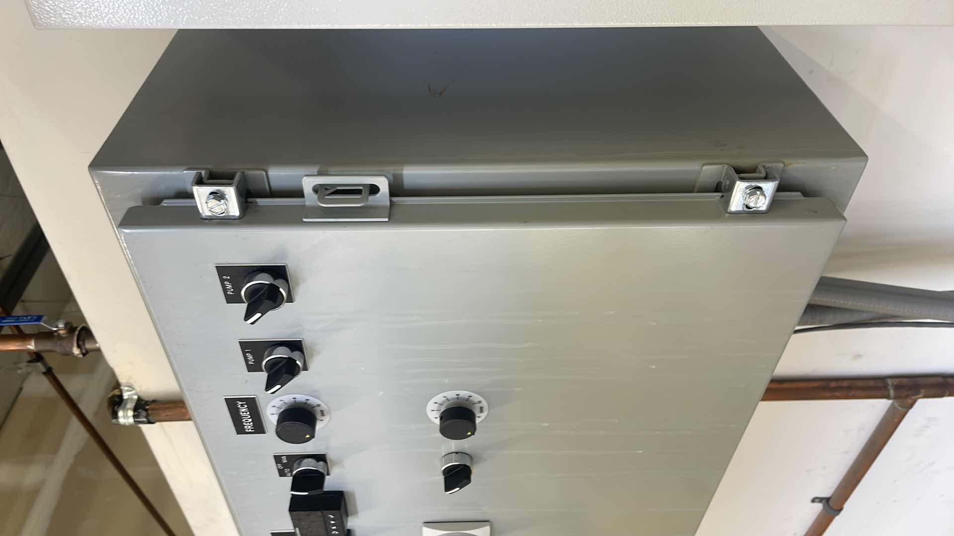 Photo 1 of HOFFMAN A202010LP 20" X 20" X 10" WALL-MOUNT ENCLOSURE, TYPE-12, CONTINUOUS HINGE WITH CLAMPS, STEEL WITH DAYTON DIGITAL AC DRIVE IP 20 (3) DEFINITE PURPOSE MAGNETIC CONTACTOR (4)