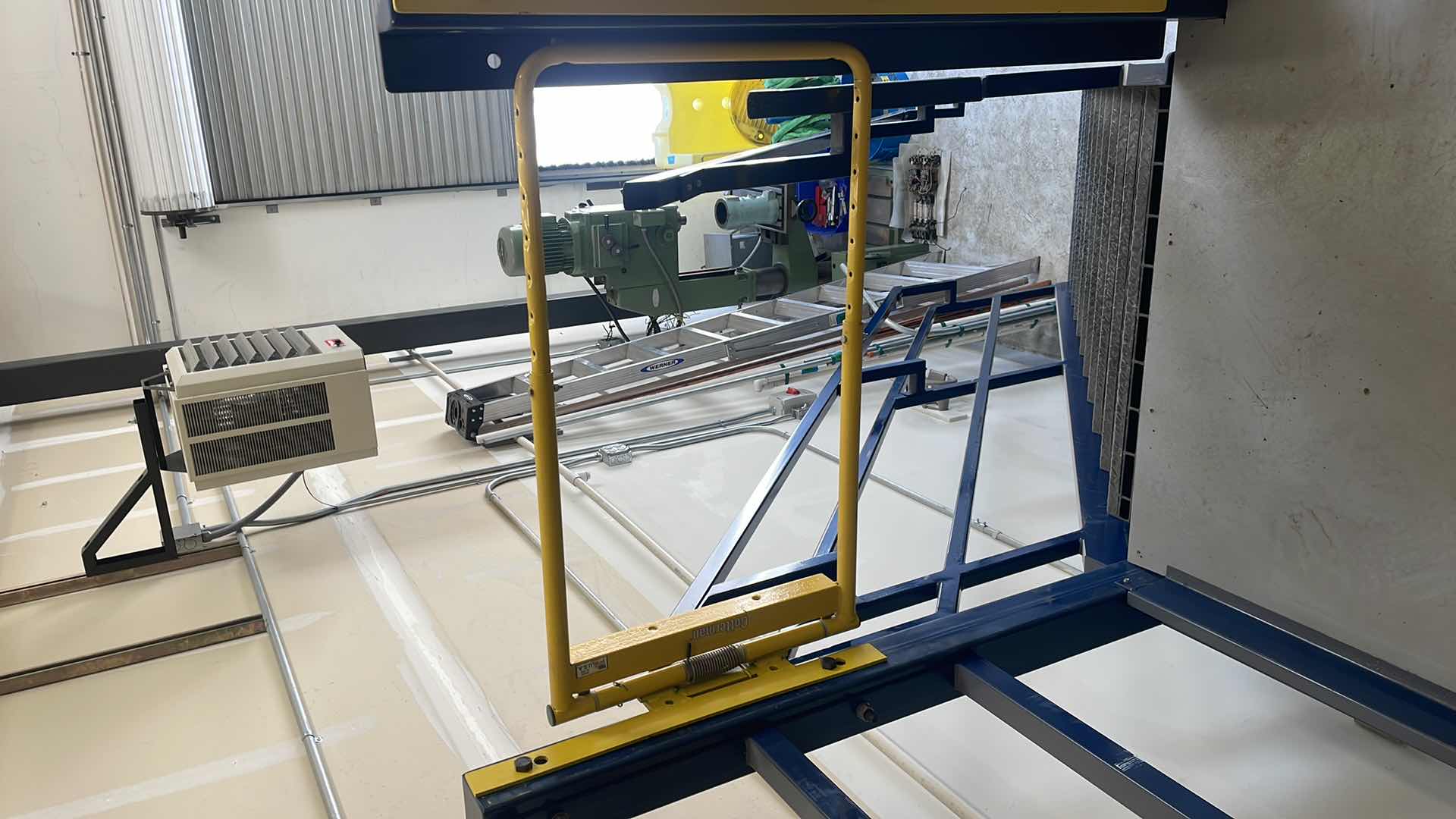 Photo 1 of 1 TON SPANCO WORKSTATION CRANE
TR-21 580G-35 67-725-EF
BRIDGE SPAN: 19-2" / TROLLEY CLEVIS HEIGHT: 16’4”
OAW: 23-7" - OAH 17'9”
250 SQ FT OF BRIDGE AREA