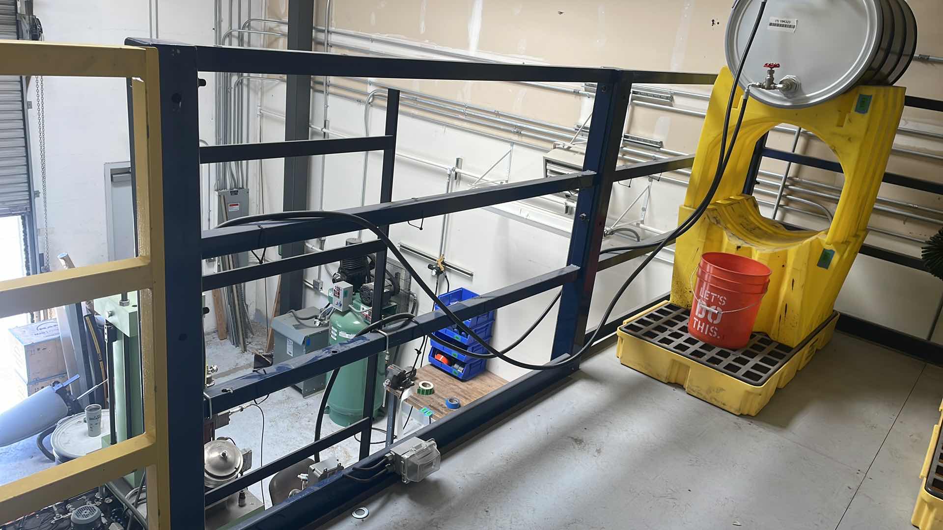 Photo 1 of 1 TON SPANCO WORKSTATION CRANE
TR-21 580G-35 67-725-EF
BRIDGE SPAN: 19-2" / TROLLEY CLEVIS HEIGHT: 16’4”
OAW: 23-7" - OAH 17'9”
250 SQ FT OF BRIDGE AREA