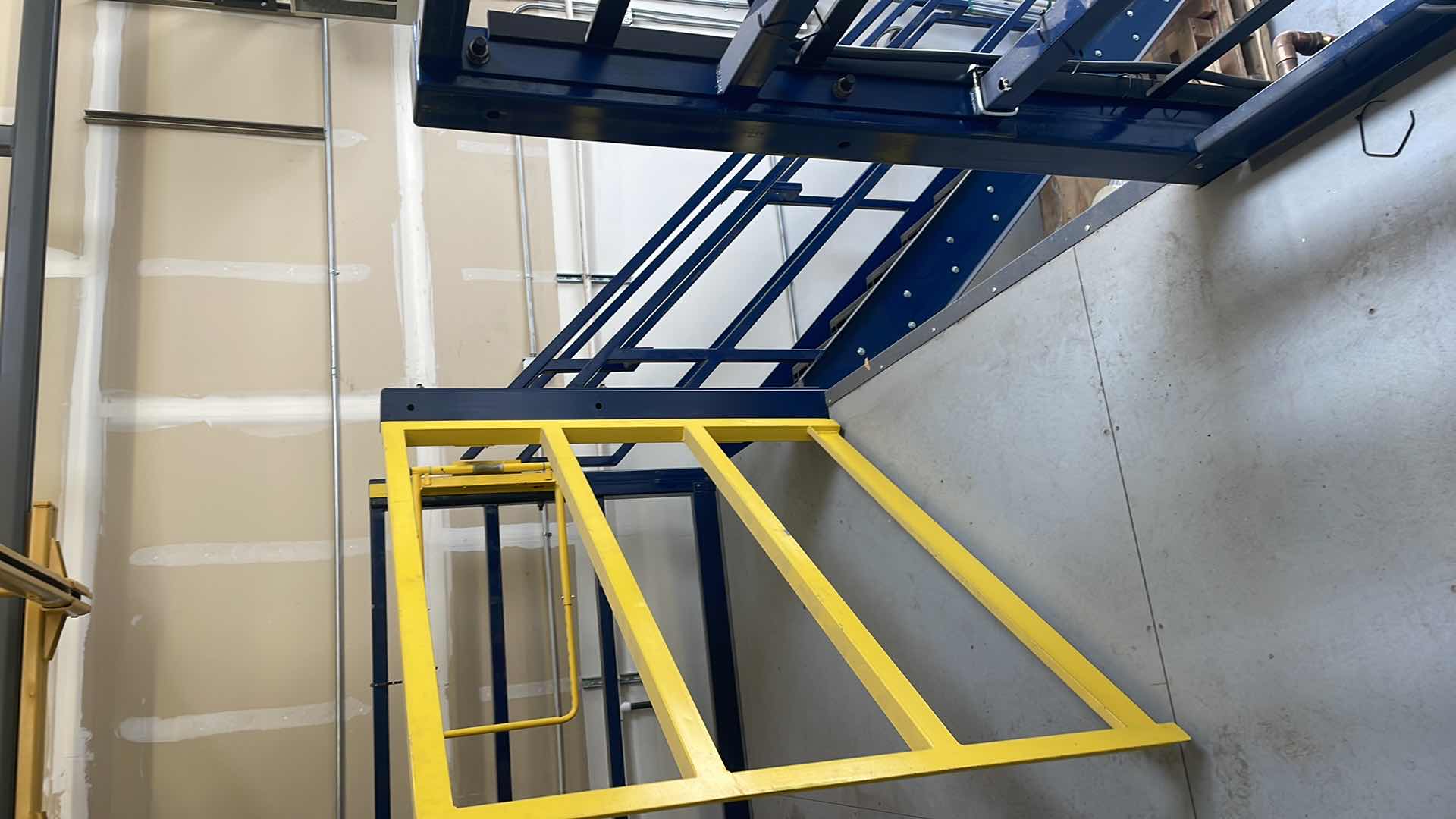 Photo 1 of 1 TON SPANCO WORKSTATION CRANE
TR-21 580G-35 67-725-EF
BRIDGE SPAN: 19-2" / TROLLEY CLEVIS HEIGHT: 16’4”
OAW: 23-7" - OAH 17'9”
250 SQ FT OF BRIDGE AREA