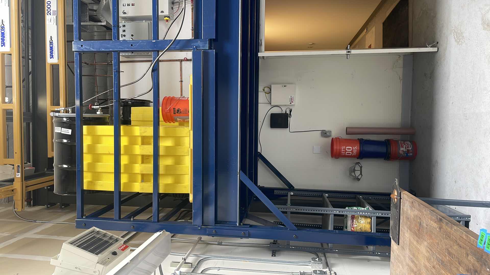 Photo 1 of 1 TON SPANCO WORKSTATION CRANE
TR-21 580G-35 67-725-EF
BRIDGE SPAN: 19-2" / TROLLEY CLEVIS HEIGHT: 16’4”
OAW: 23-7" - OAH 17'9”
250 SQ FT OF BRIDGE AREA