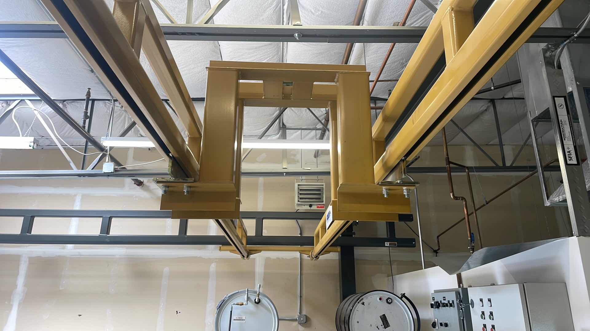 Photo 1 of 1 TON SPANCO WORKSTATION CRANE
TR-21 580G-35 67-725-EF
BRIDGE SPAN: 19-2" / TROLLEY CLEVIS HEIGHT: 16’4”
OAW: 23-7" - OAH 17'9”
250 SQ FT OF BRIDGE AREA