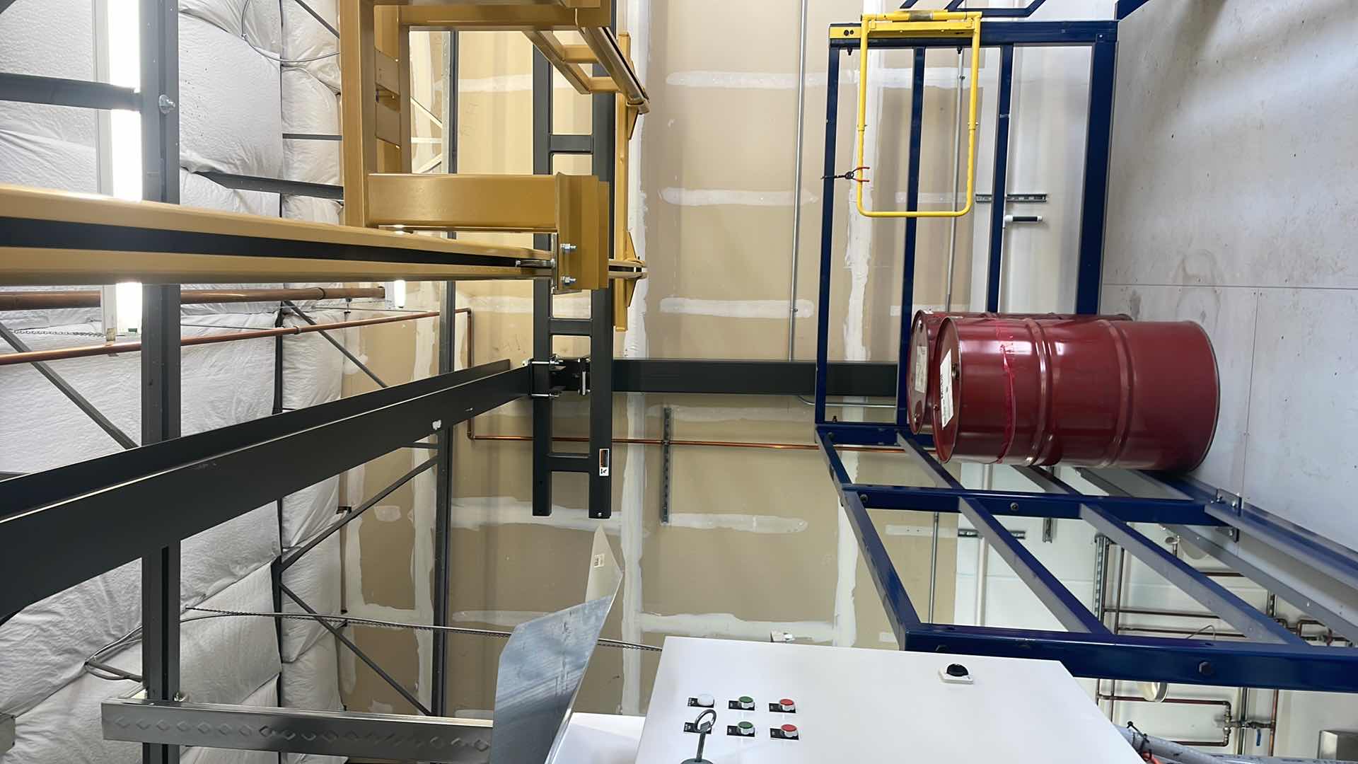 Photo 1 of 1 TON SPANCO WORKSTATION CRANE
TR-21 580G-35 67-725-EF
BRIDGE SPAN: 19-2" / TROLLEY CLEVIS HEIGHT: 16’4”
OAW: 23-7" - OAH 17'9”
250 SQ FT OF BRIDGE AREA