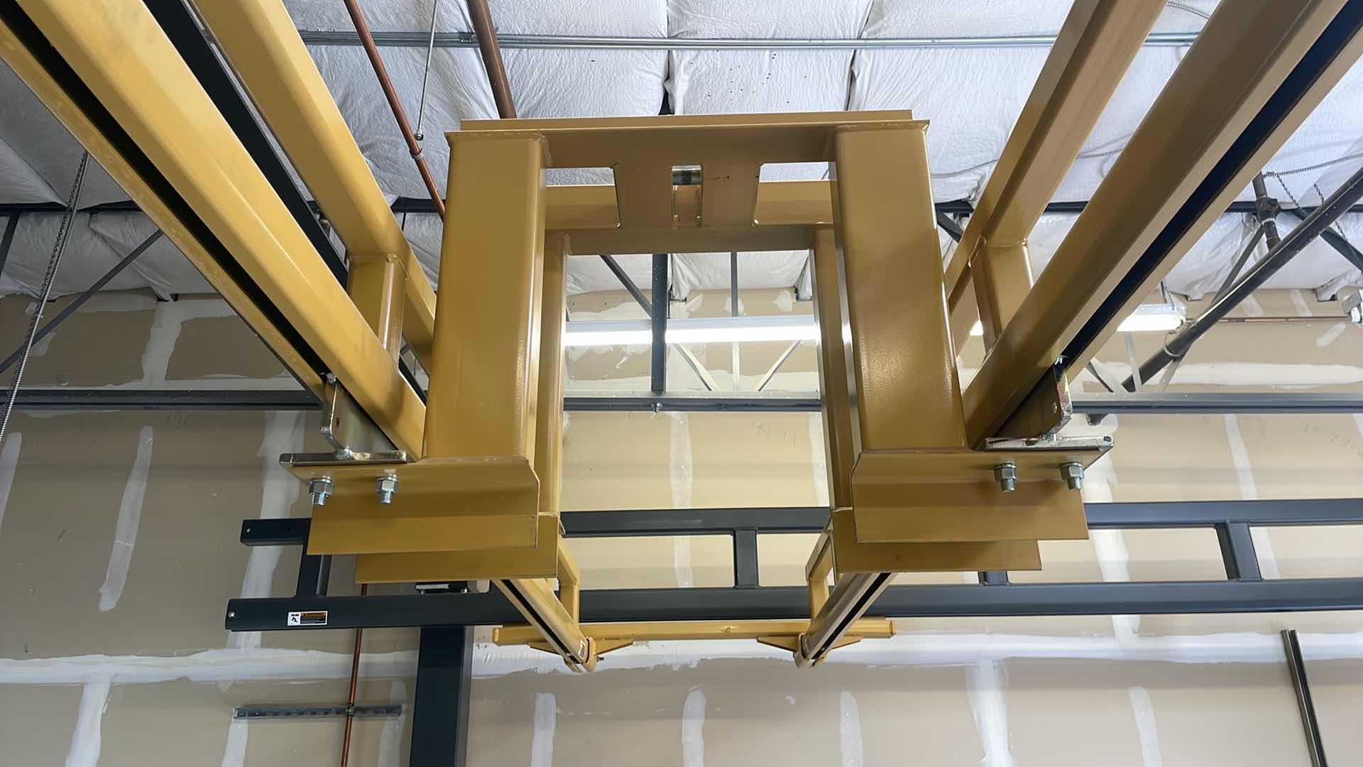 Photo 1 of 1 TON SPANCO WORKSTATION CRANE
TR-21 580G-35 67-725-EF
BRIDGE SPAN: 19-2" / TROLLEY CLEVIS HEIGHT: 16’4”
OAW: 23-7" - OAH 17'9”
250 SQ FT OF BRIDGE AREA