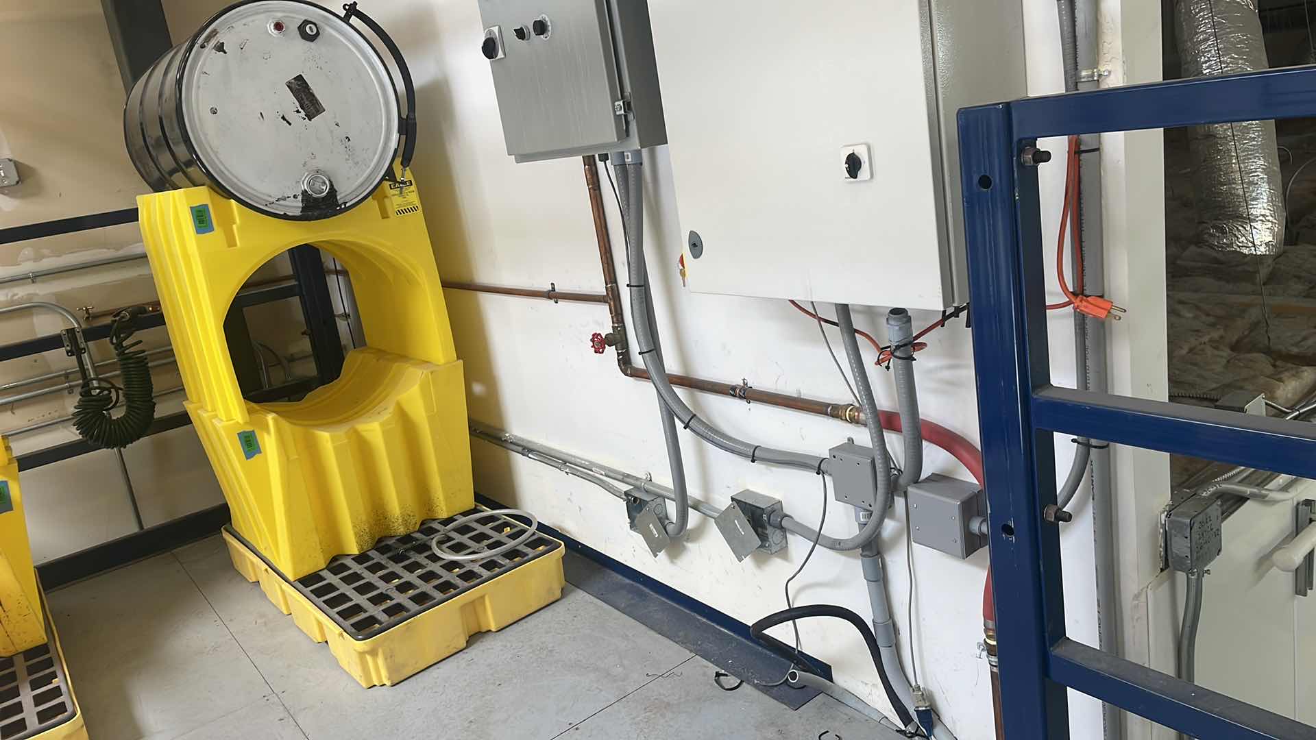 Photo 1 of 1 TON SPANCO WORKSTATION CRANE
TR-21 580G-35 67-725-EF
BRIDGE SPAN: 19-2" / TROLLEY CLEVIS HEIGHT: 16’4”
OAW: 23-7" - OAH 17'9”
250 SQ FT OF BRIDGE AREA