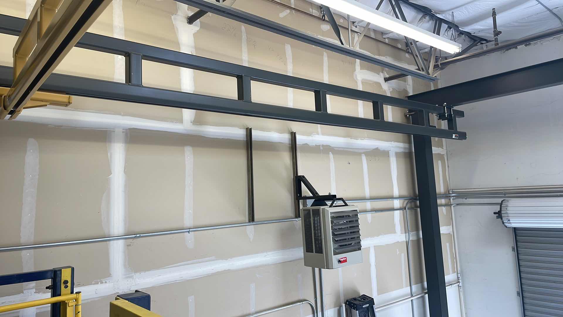 Photo 1 of 1 TON SPANCO WORKSTATION CRANE
TR-21 580G-35 67-725-EF
BRIDGE SPAN: 19-2" / TROLLEY CLEVIS HEIGHT: 16’4”
OAW: 23-7" - OAH 17'9”
250 SQ FT OF BRIDGE AREA