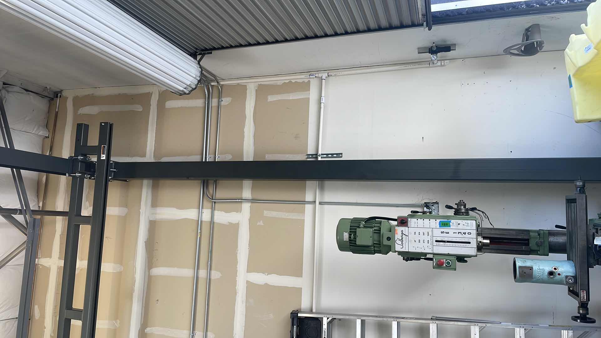 Photo 1 of 1 TON SPANCO WORKSTATION CRANE
TR-21 580G-35 67-725-EF
BRIDGE SPAN: 19-2" / TROLLEY CLEVIS HEIGHT: 16’4”
OAW: 23-7" - OAH 17'9”
250 SQ FT OF BRIDGE AREA