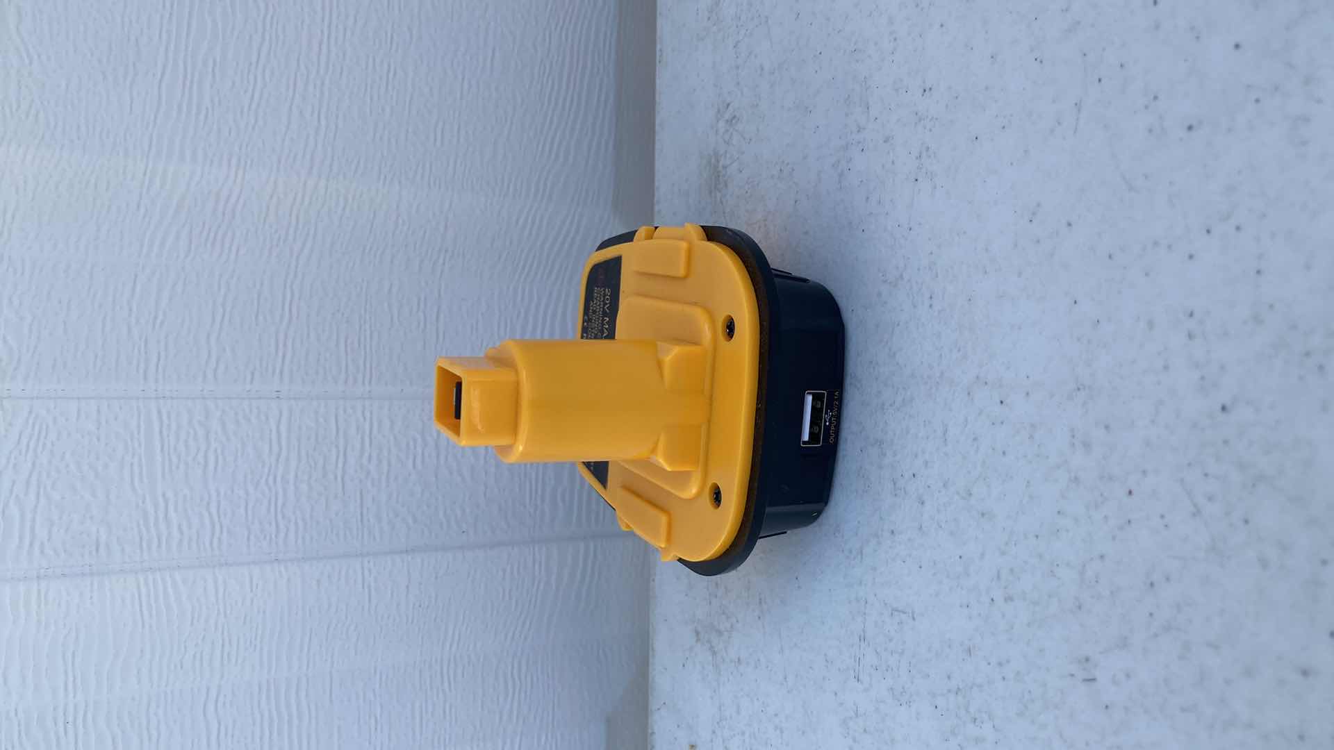 Photo 1 of DM 18D 20V MAX TO 18V BATTERY ADAPTOR