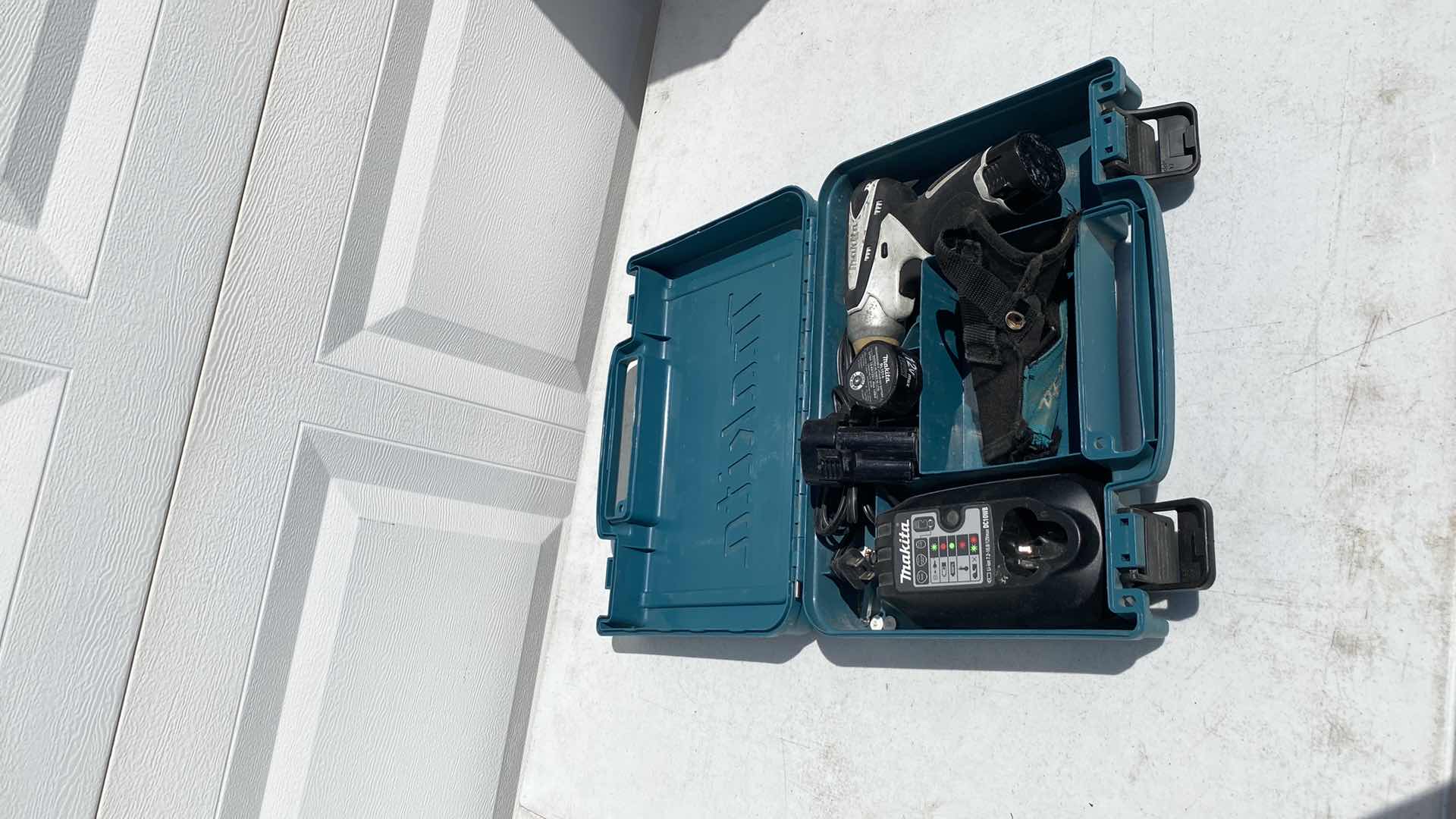 Photo 1 of MAKITA DT01W CORDLESS IMPACT DRIVER WITH BATTERY AND CHARGER