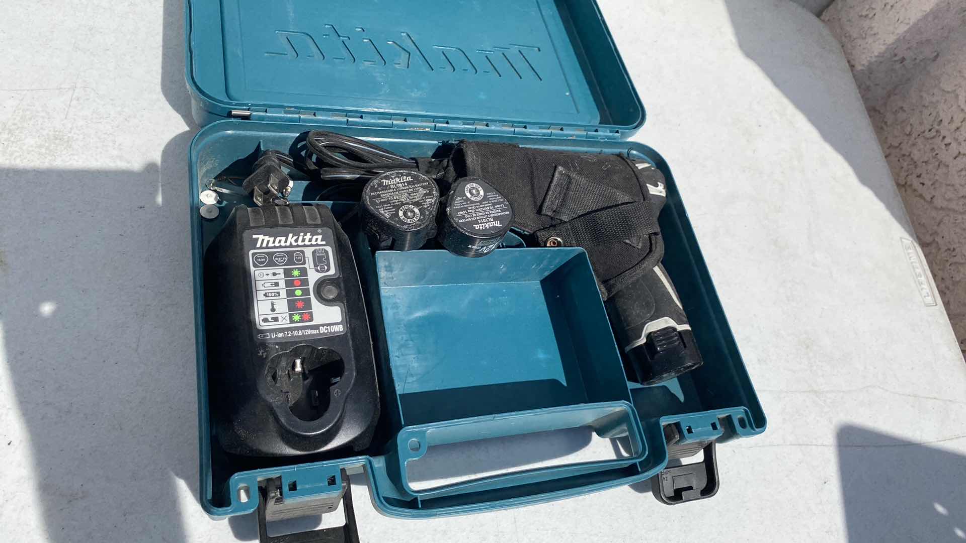 Photo 1 of MAKITA DT01W CORDLESS IMPACT DRIVER WITH BATTERY AND CHARGER