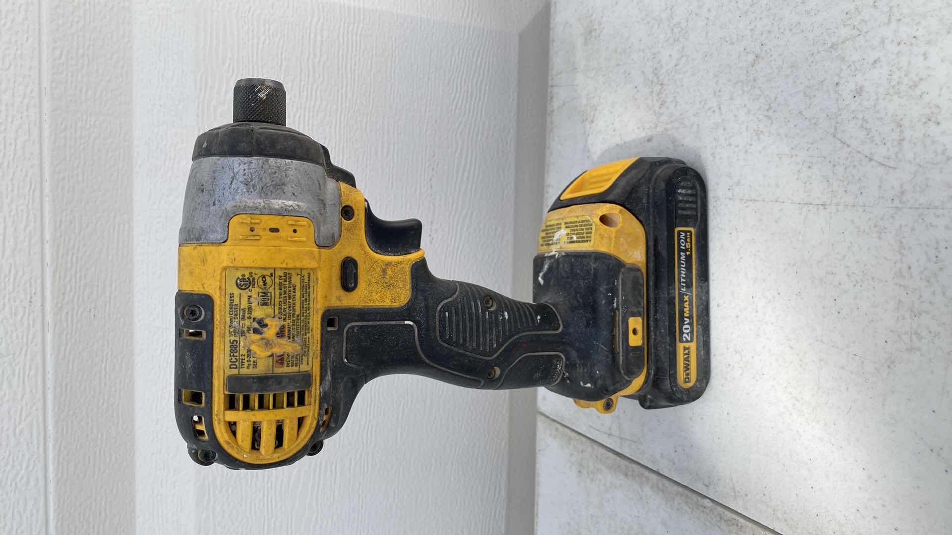 Photo 1 of DEWALT 20V DCF885 1/4” (6mm) CORDLESS IMPACT/DRIVER 
BATTERY INCLUDED