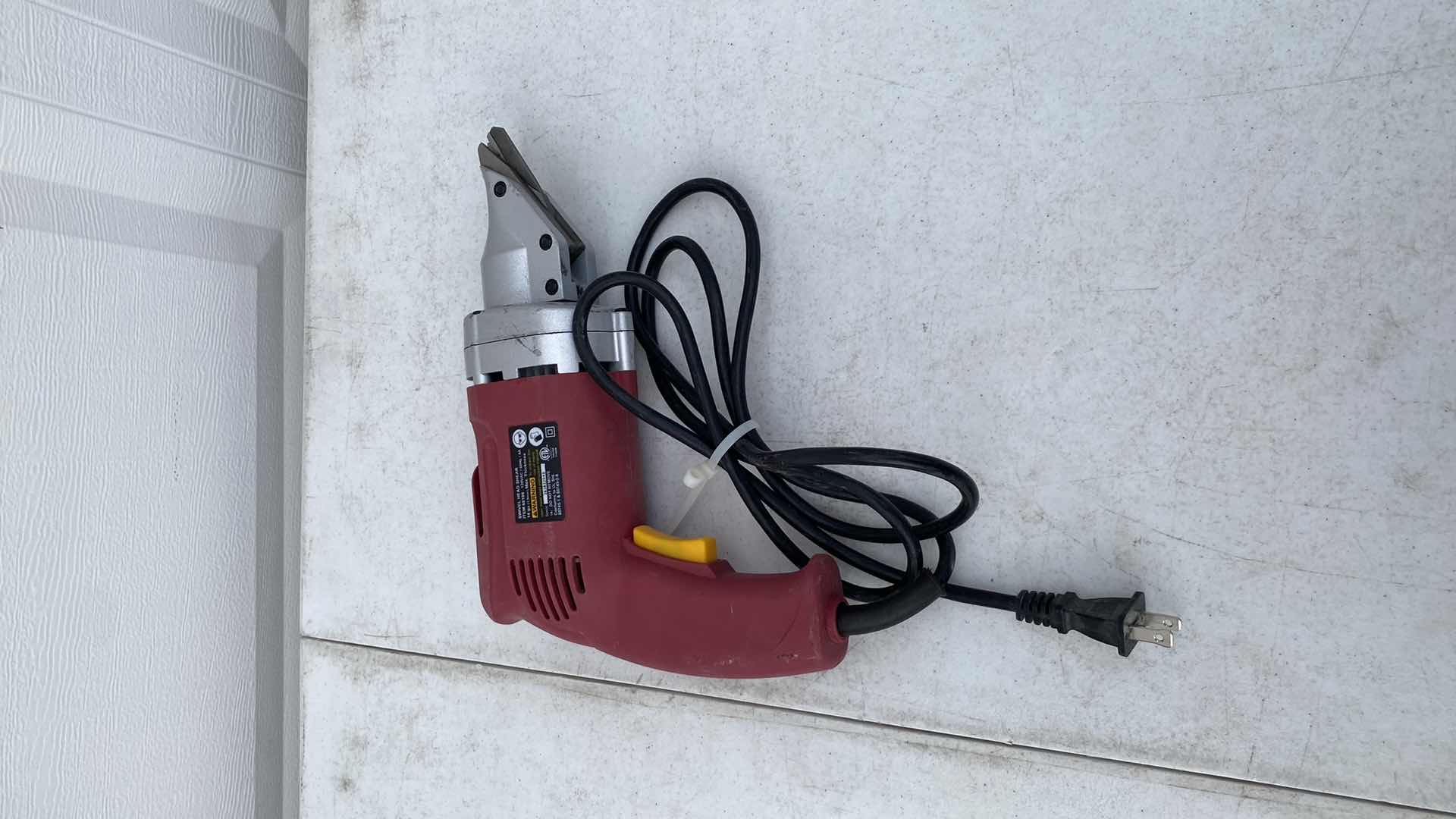 Photo 1 of CHICAGO ELECTRIC POWER TOOLS SWIVEL HEAD SHEAR 68199 CORDED