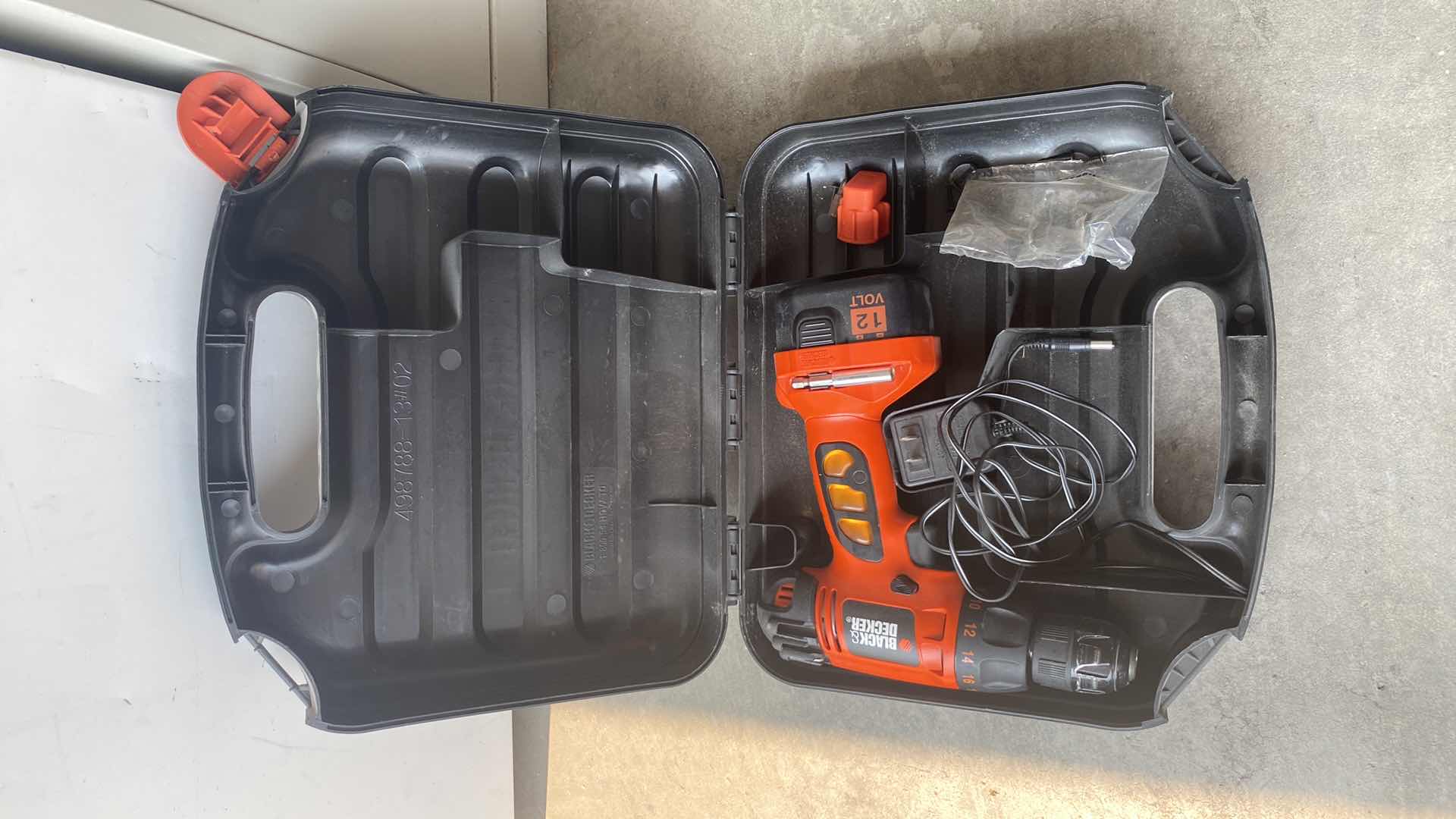 Photo 1 of BLACK AND DECKER CD120G DRILL