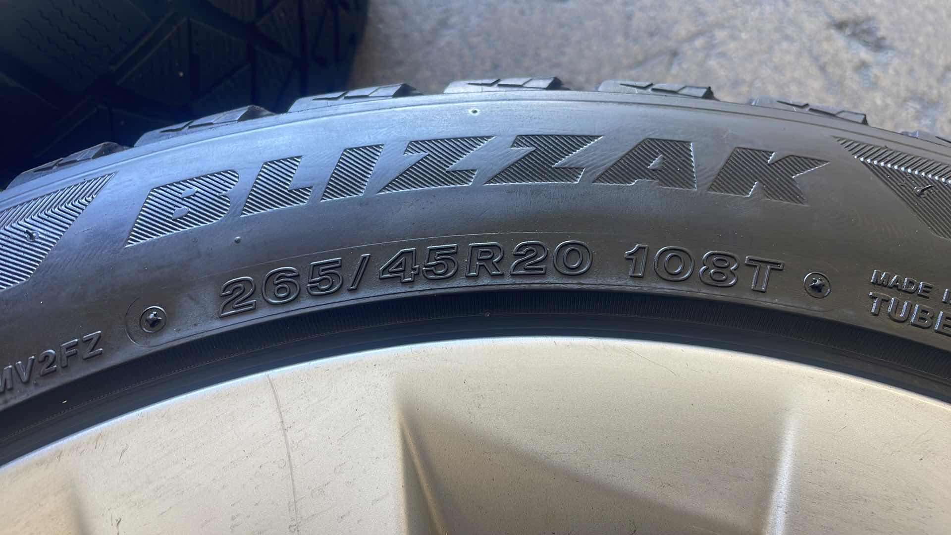 Photo 1 of BRIDGESTONE BLIZZAK STUDLESS FRONT 265/45R20 108T (2)
REAR 275/45R20 110T(2)