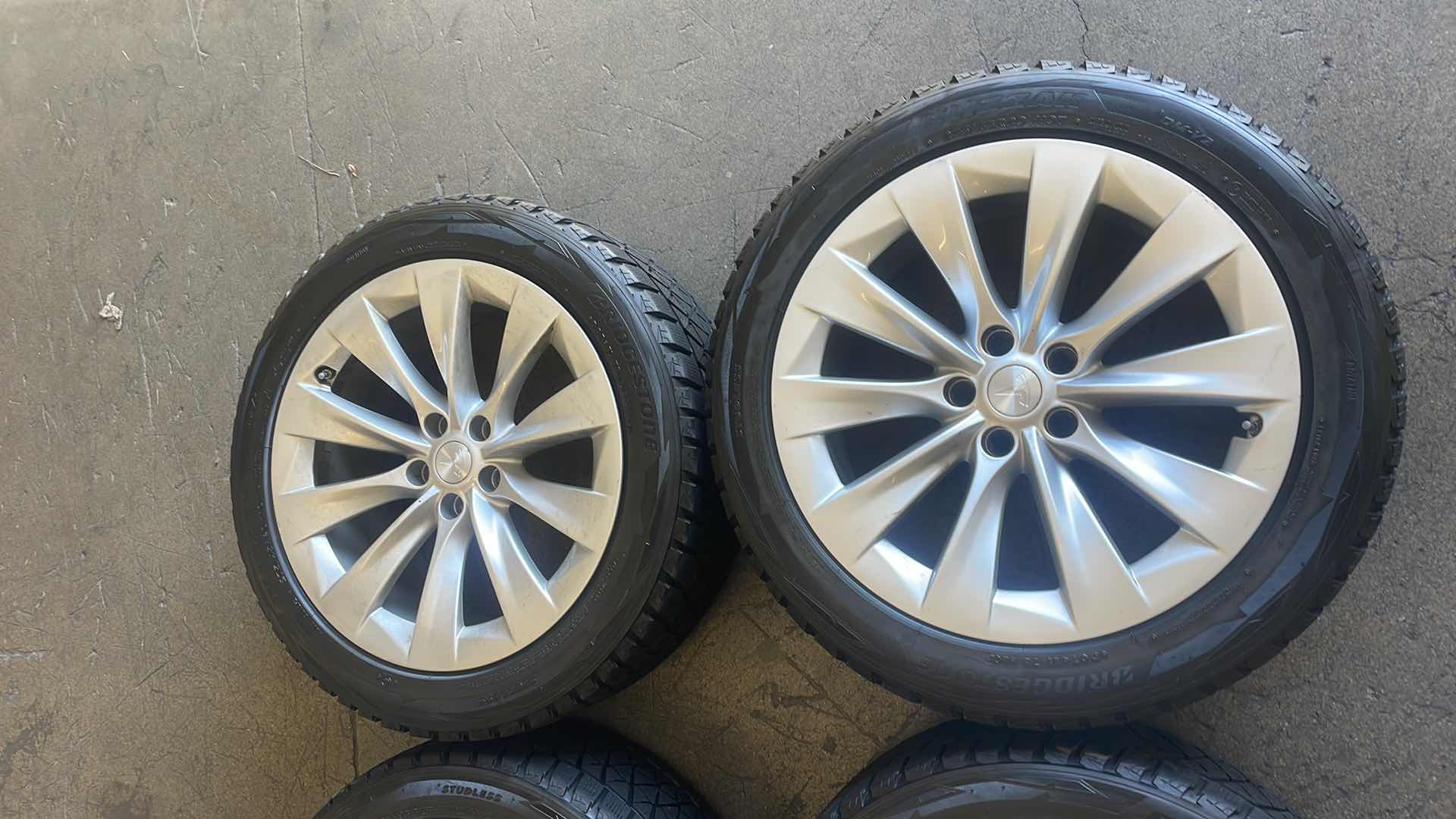 Photo 1 of BRIDGESTONE BLIZZAK STUDLESS FRONT 265/45R20 108T (2)
REAR 275/45R20 110T(2)