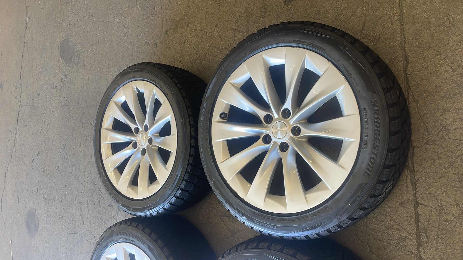 Photo 1 of BRIDGESTONE BLIZZAK STUDLESS FRONT 265/45R20 108T (2)
REAR 275/45R20 110T(2)