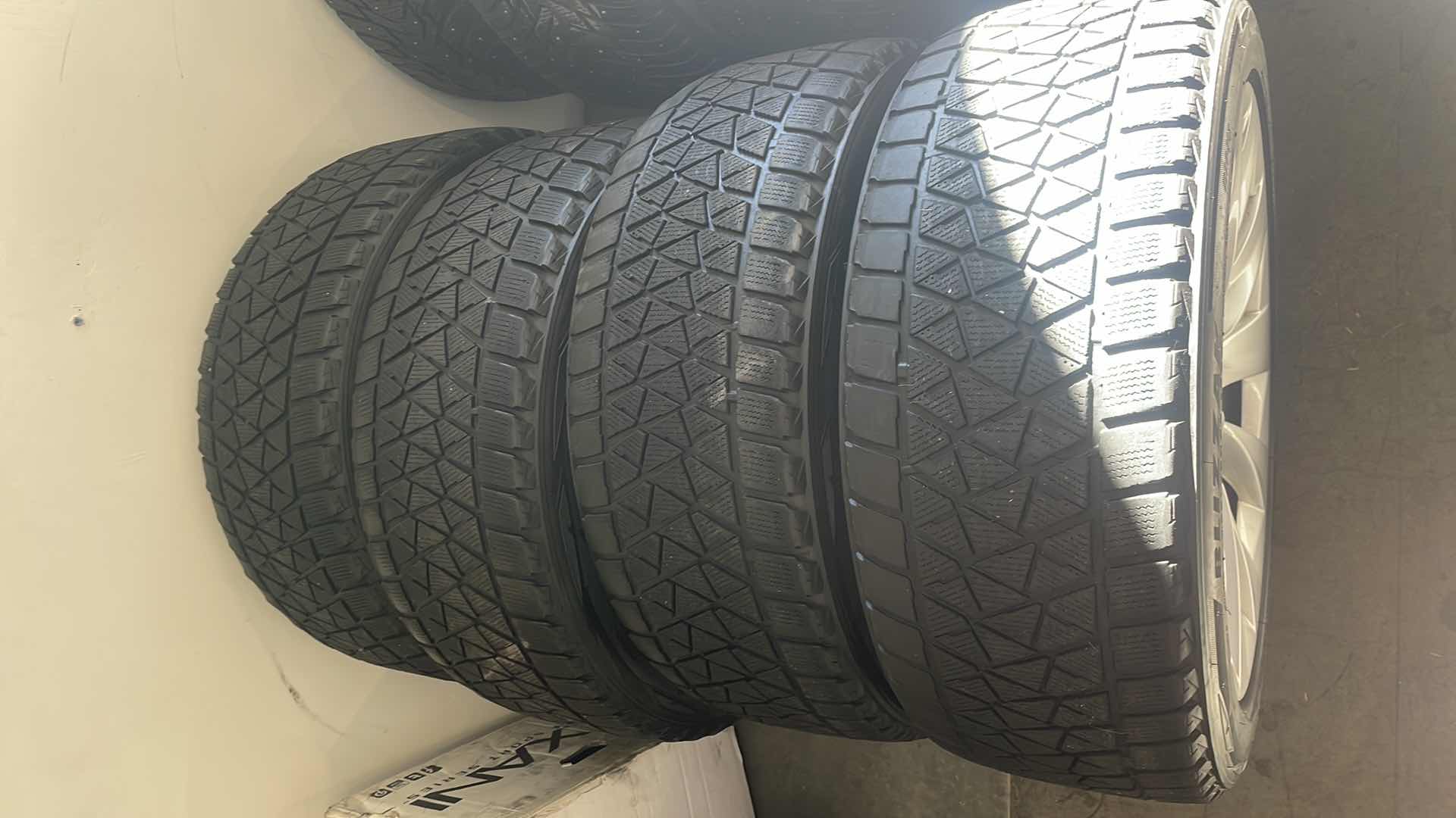 Photo 1 of BRIDGESTONE BLIZZAK STUDLESS FRONT 265/45R20 108T (2)
REAR 275/45R20 110T(2)