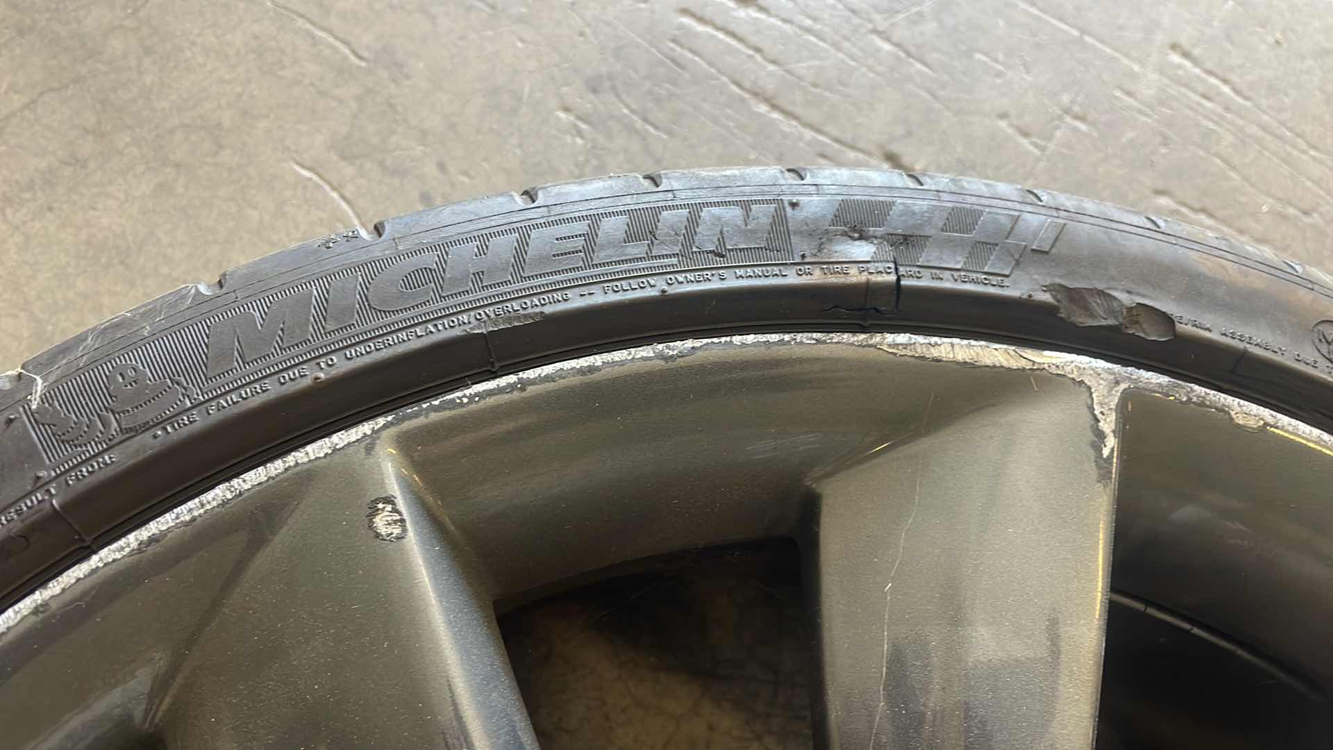 Photo 1 of TESLA MODEL S 21 X 8.5”” TURBINE WHEELS W/SENSOR MICHELIN 245/35R21 MANUFACTURE DATE 2418