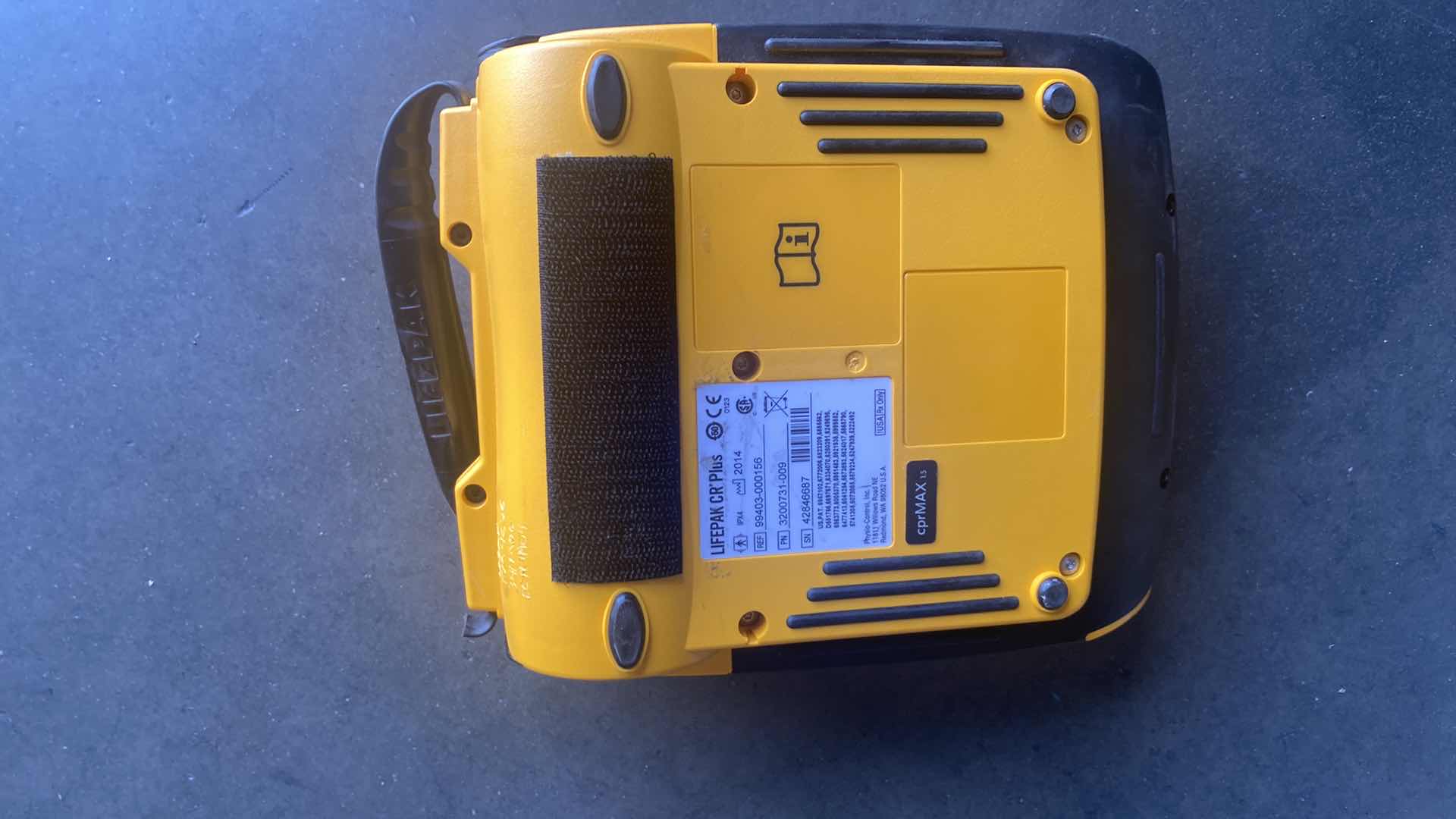Photo 1 of LIFEPAK CR PLUS AUTOMATED EXTERNAL DEFIBRILLATOR (AED)
UNTESTED 
BROKEN HANDLE