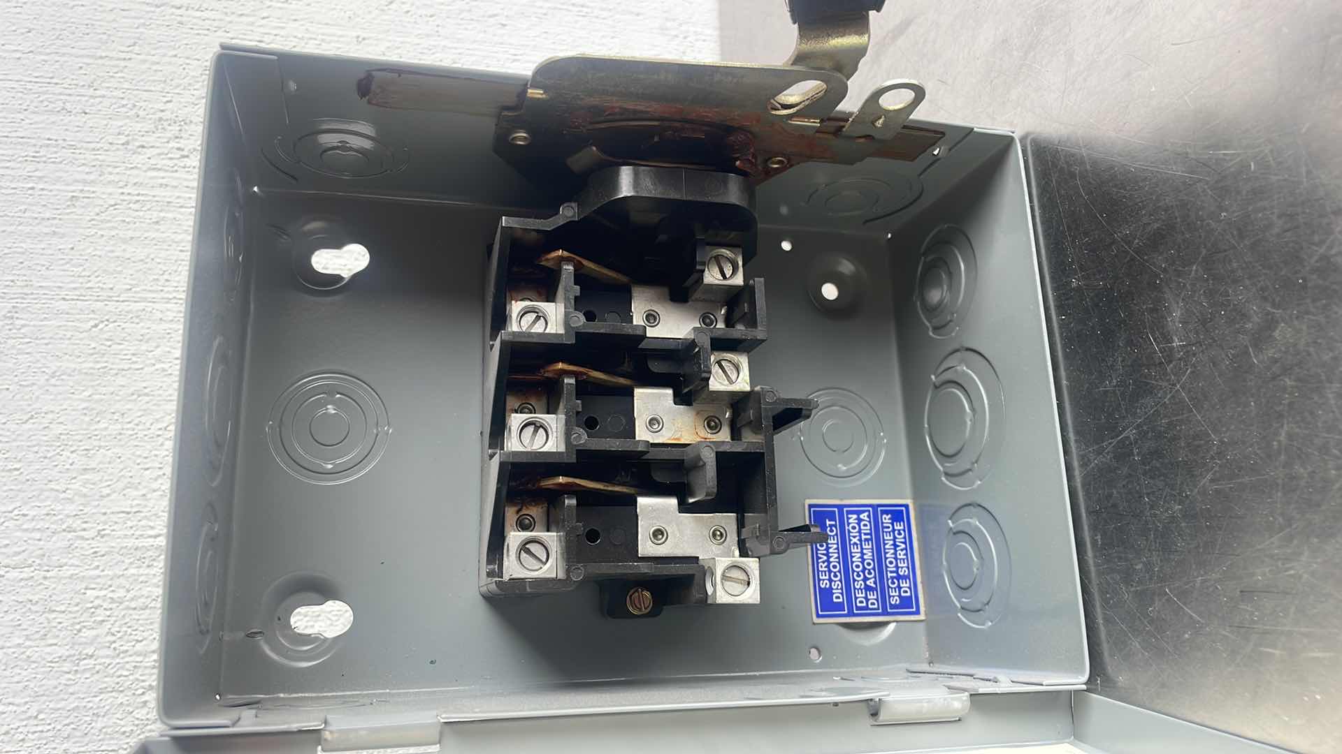 Photo 1 of SQUARE D SAFETY SWITCH: NON-FUSIBLE, 60 A, THREE PHASE, 240V AC, GALVANIZED STEEL, INDOOR MODEL DU322