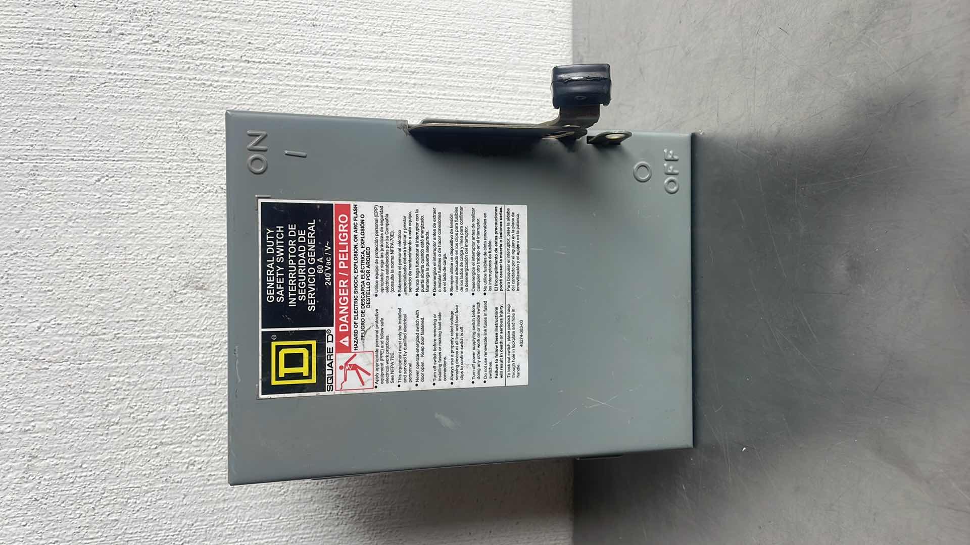 Photo 1 of SQUARE D SAFETY SWITCH: NON-FUSIBLE, 60 A, THREE PHASE, 240V AC, GALVANIZED STEEL, INDOOR MODEL DU322