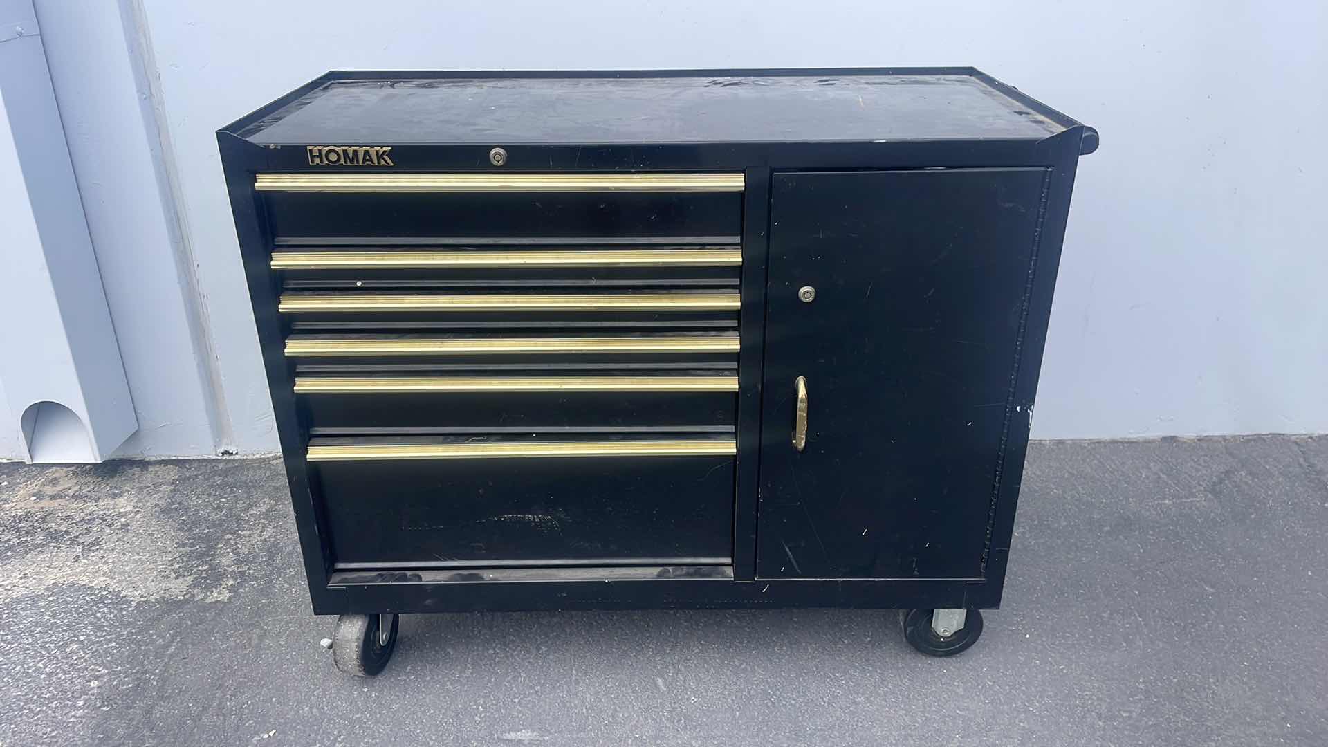 Photo 1 of HOMAK GOLD SERIES 6 DRAWER TOOL BOX MISSING KEYS