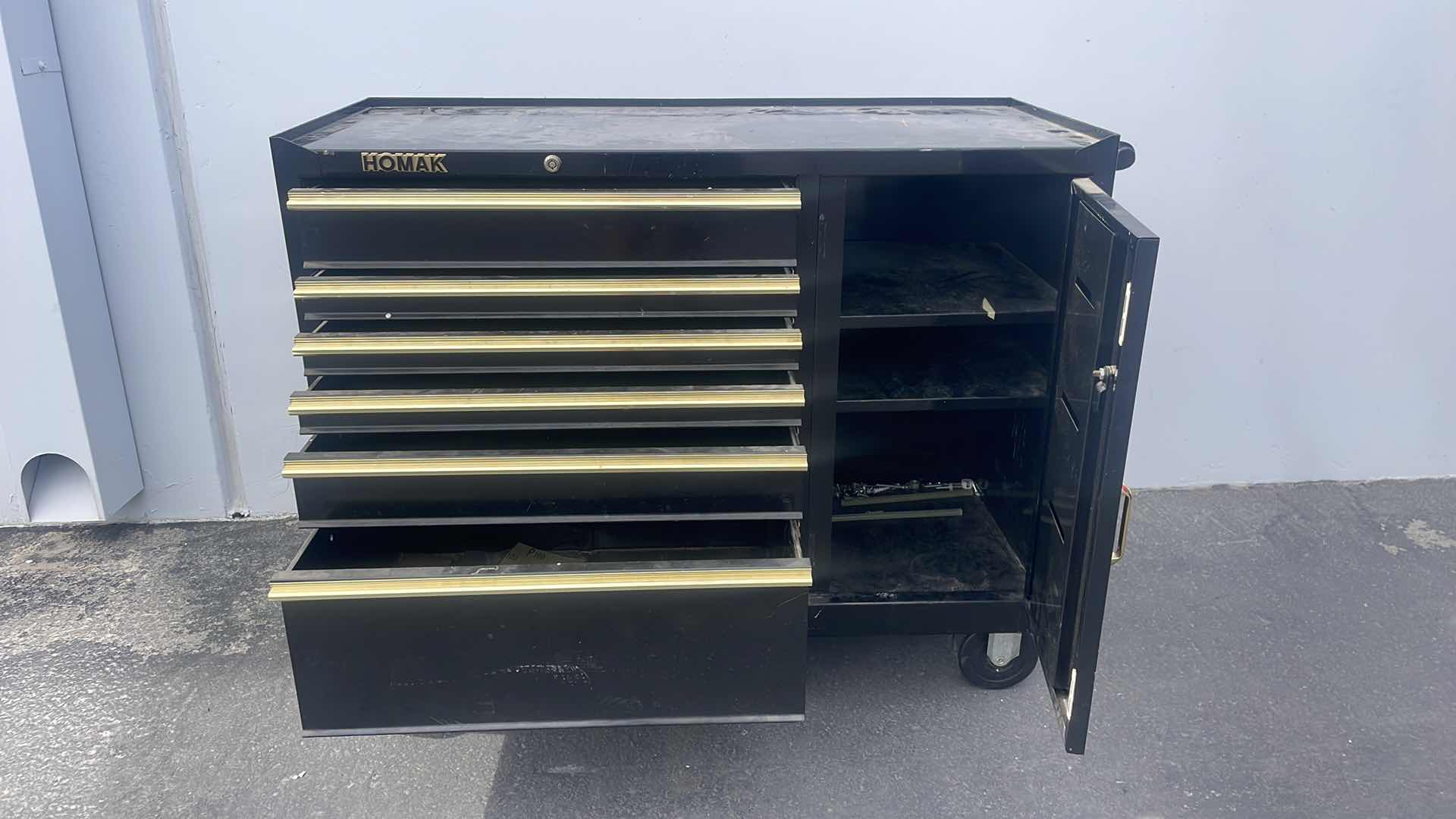 Photo 1 of HOMAK GOLD SERIES 6 DRAWER TOOL BOX MISSING KEYS