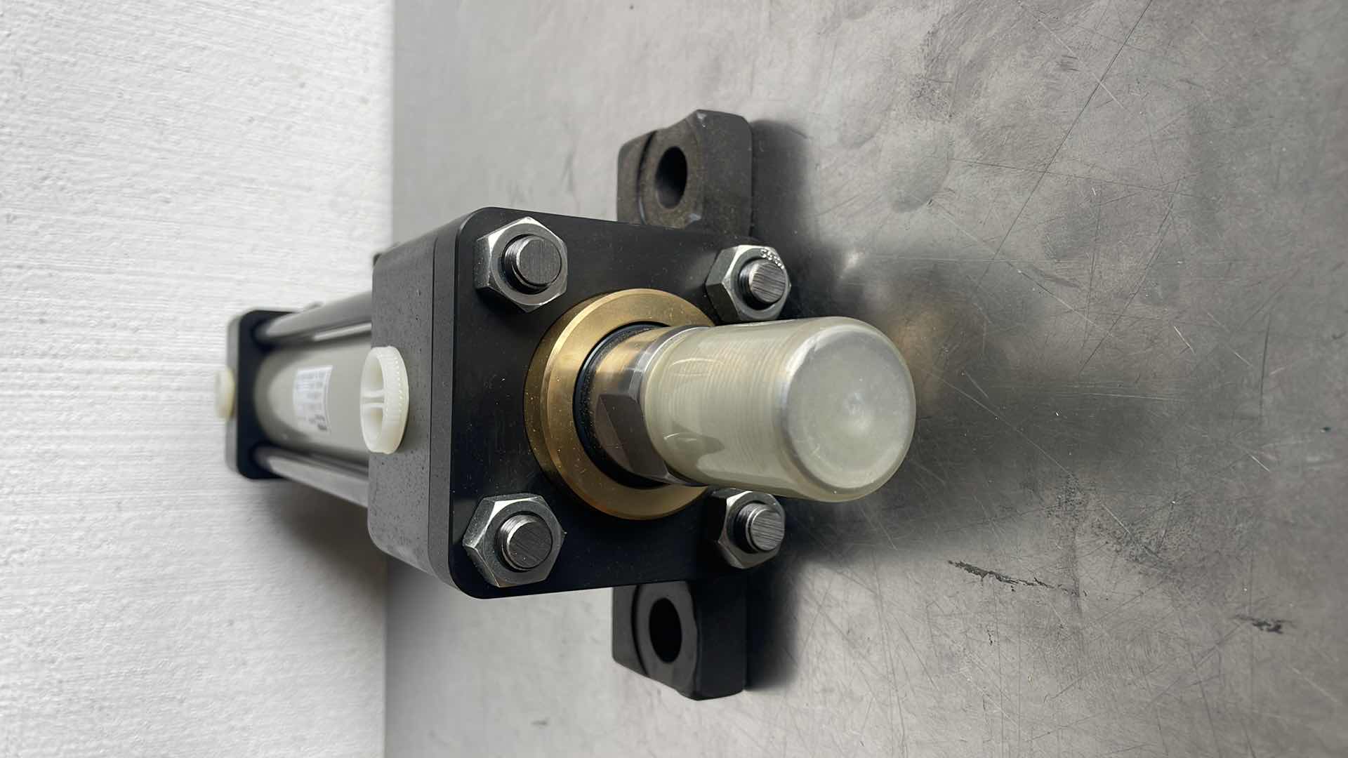 Photo 1 of PARKER TAIYO 70H-8 HYDRAULIC CYL. 1LA63BH210-AB