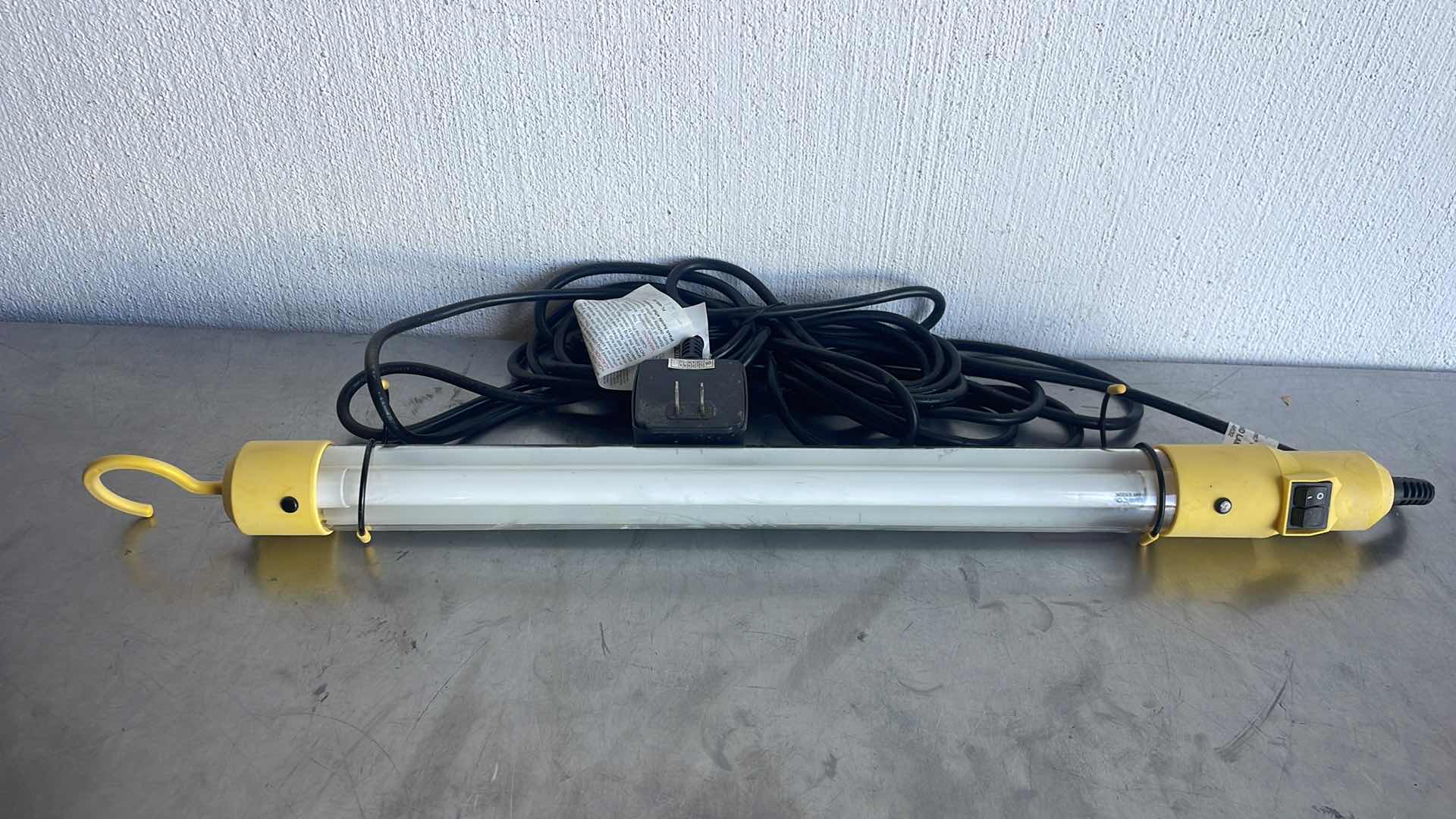 Photo 1 of 17" PORTABLE FLUORESCENT WORK LIGHT