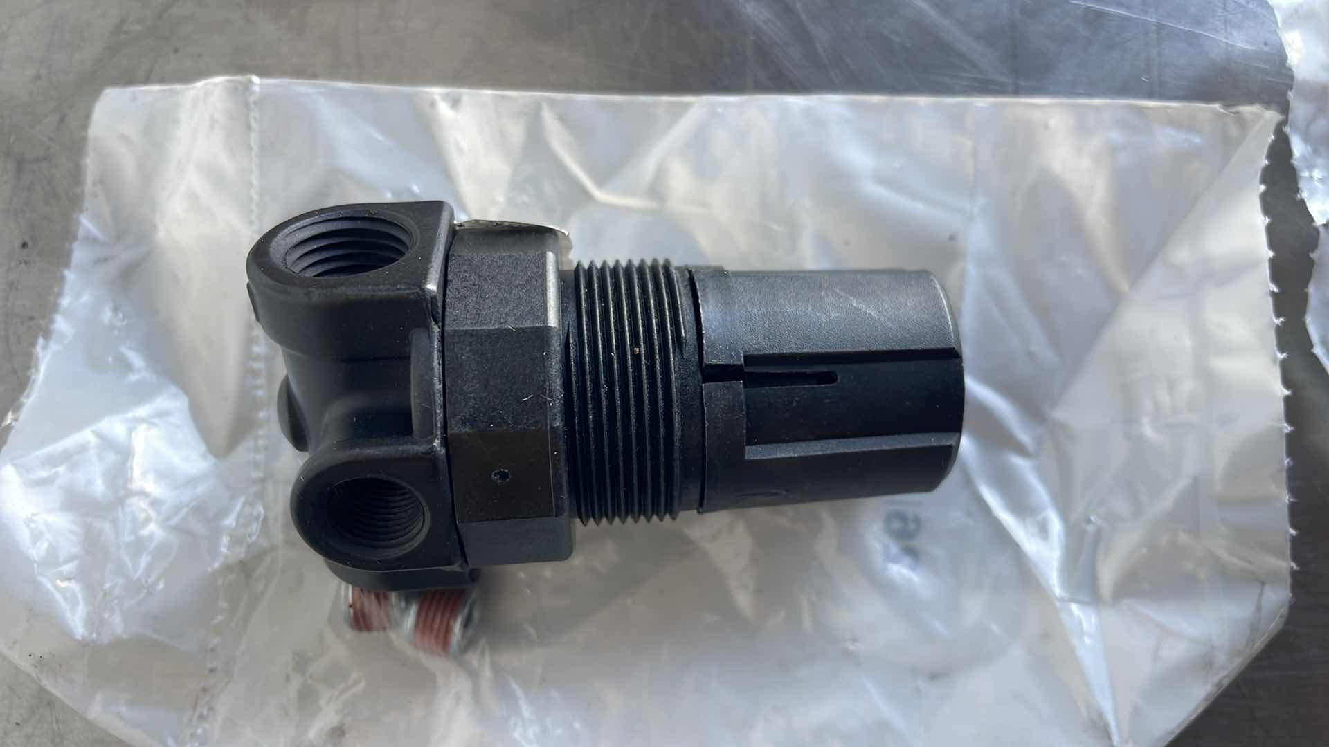 Photo 4 of COILHOSE PNEUMATICS 1/4" MIN REGULATOR MR2 125PSI 4 PCS