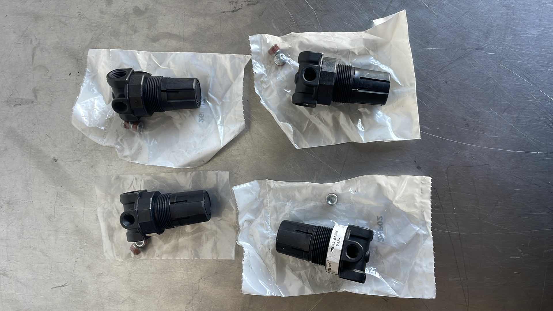 Photo 1 of COILHOSE PNEUMATICS 1/4" MIN REGULATOR MR2 125PSI 4 PCS